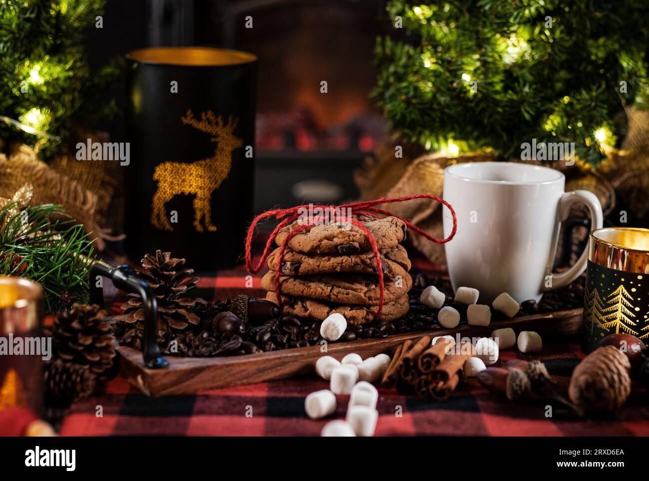 Weihnachtliches Stillleben mit Keksen, Dekorationen in warmer, gemütlicher Atmosphäre. Stockfoto