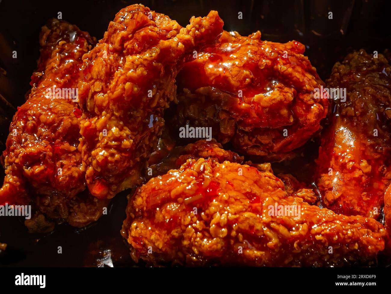 Popeye’s süße und würzige Chicken Wings sind am 23. September 2023 in