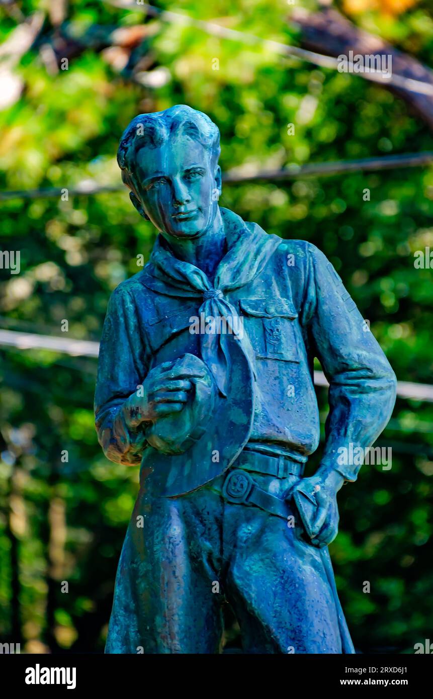 Eine Boy Scout-Statue, bekannt als „der ideale Scout“ und geschaffen vom Bildhauer R. Tait McKenzie, steht im Büro der Boy Scouts of America in Mobile, Alabama. Stockfoto