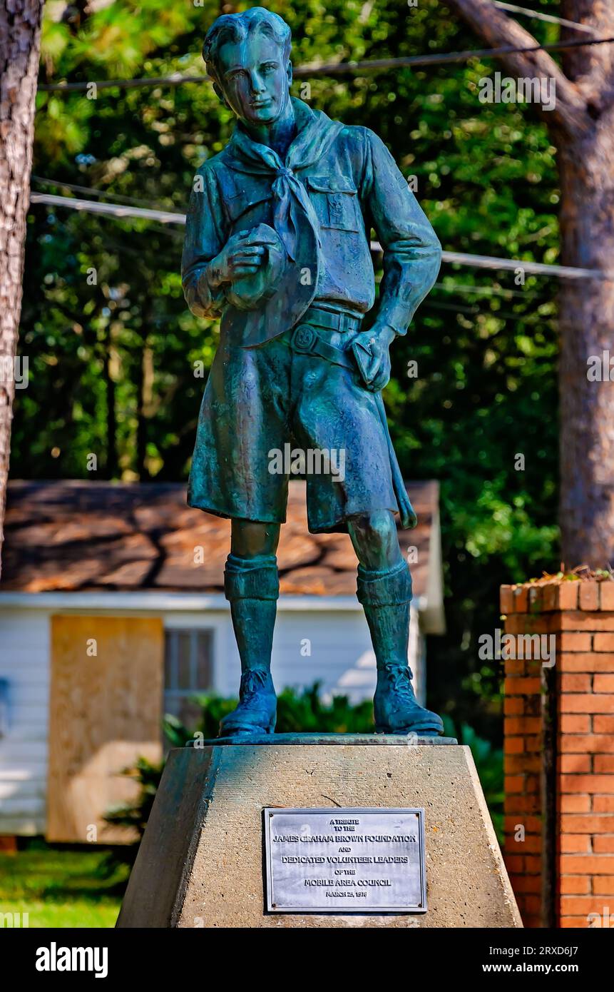 Eine Boy Scout-Statue, bekannt als „der ideale Scout“ und geschaffen vom Bildhauer R. Tait McKenzie, steht im Büro der Boy Scouts of America in Mobile, Alabama. Stockfoto