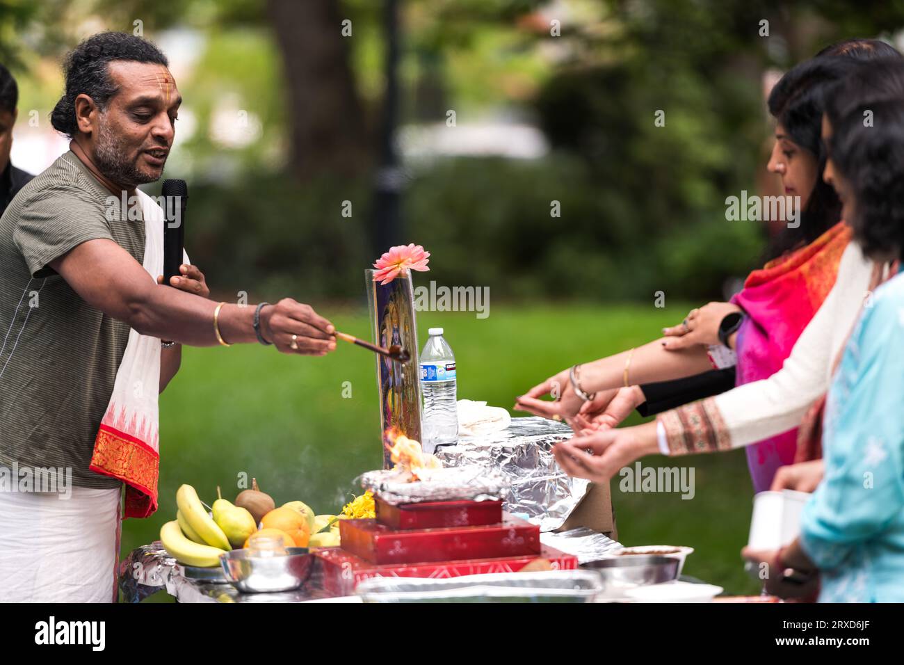 Seattle, USA. September 2023. Die UTSAV-Gemeinde trifft sich im Denny Park zum Shanti Pooja Friedensgebet für Jaahnavi Kandula, gefolgt von einem feierlichen Spaziergang zur Dexter Ave und Thomas St. Die Gemeinde hat nach dem Tod von Jaahnavi zur Rechenschaftspflicht aufgerufen. Jaahnavi wurde von einem SPD-Offizier, der auf einen Überdosis-Aufruf im Januar dieses Jahres reagierte, an einem Kreuzweg geschlagen und getötet. Quelle: James Anderson/Alamy Live News Stockfoto