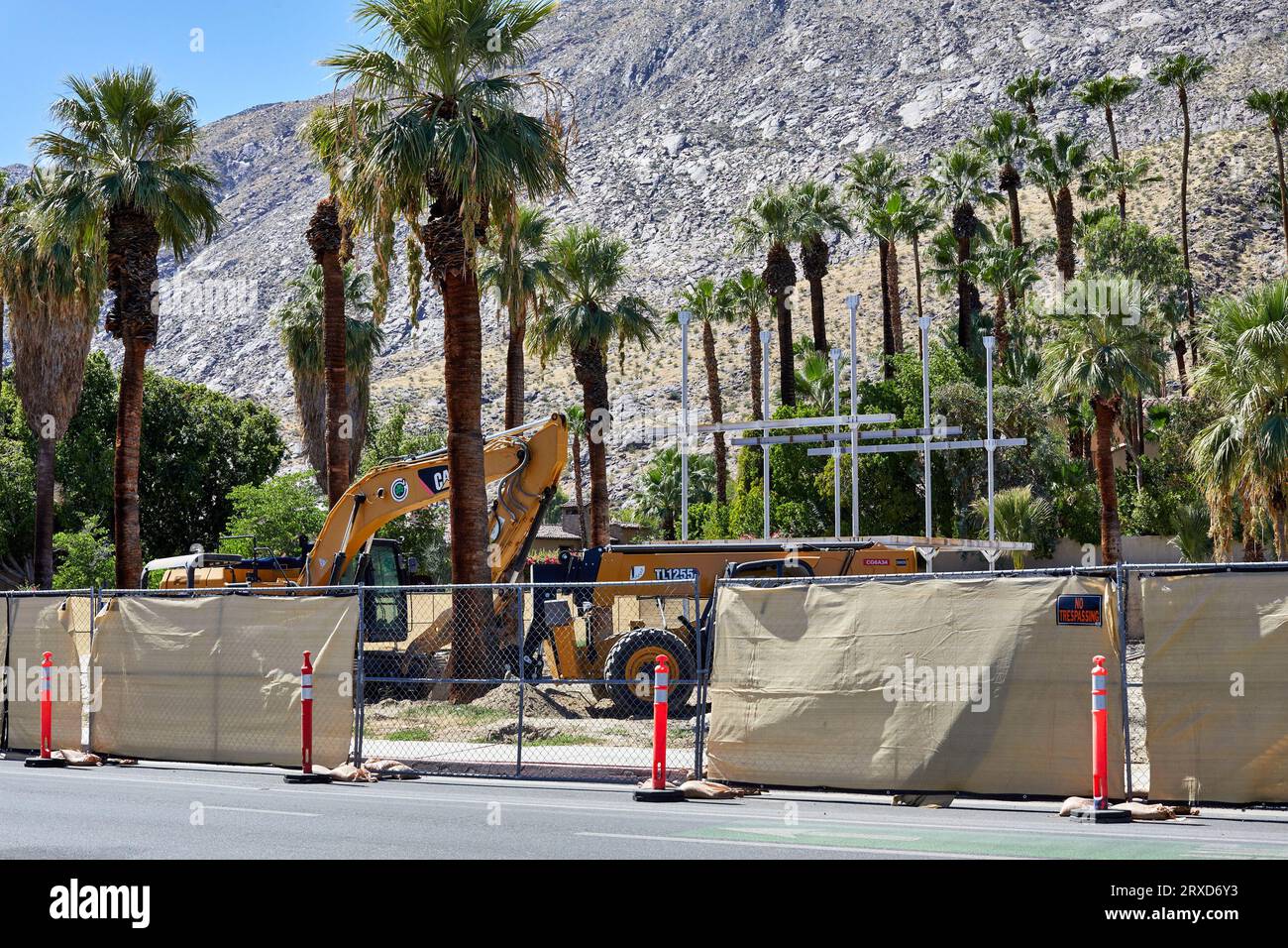 Palm Springs, Kalifornien, USA. September 2023. Montage und Baustellenbau des Aluminaire House im Palm Springs Art Museum. Das Aluminaire House wurde 1931 von den Architekten A. Lawrence Kocher und Albert Frey geschaffen. Entworfen als Fallstudie, aus Metall, drei Stockwerke hoch. (Bild: © Ian L. Sitren/ZUMA Press Wire) NUR REDAKTIONELLE VERWENDUNG! Nicht für kommerzielle ZWECKE! Stockfoto