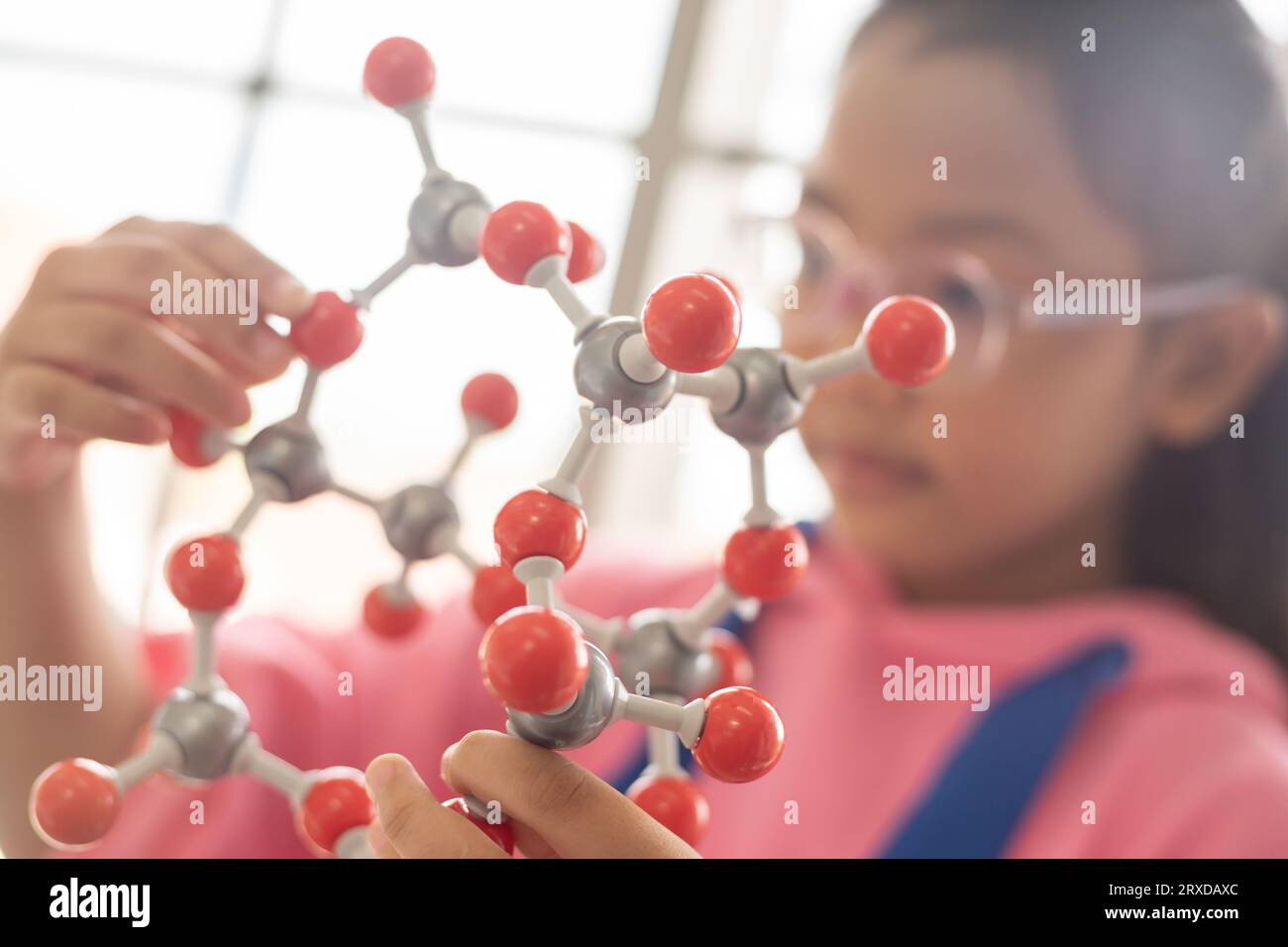 MINT-Bildungskonzept. Asiatische Kinder in der Laborforschung eine Experimentprüfung mit dem Molekülmodell. Das neue Bildungssystem im Klassenzimmer Stockfoto