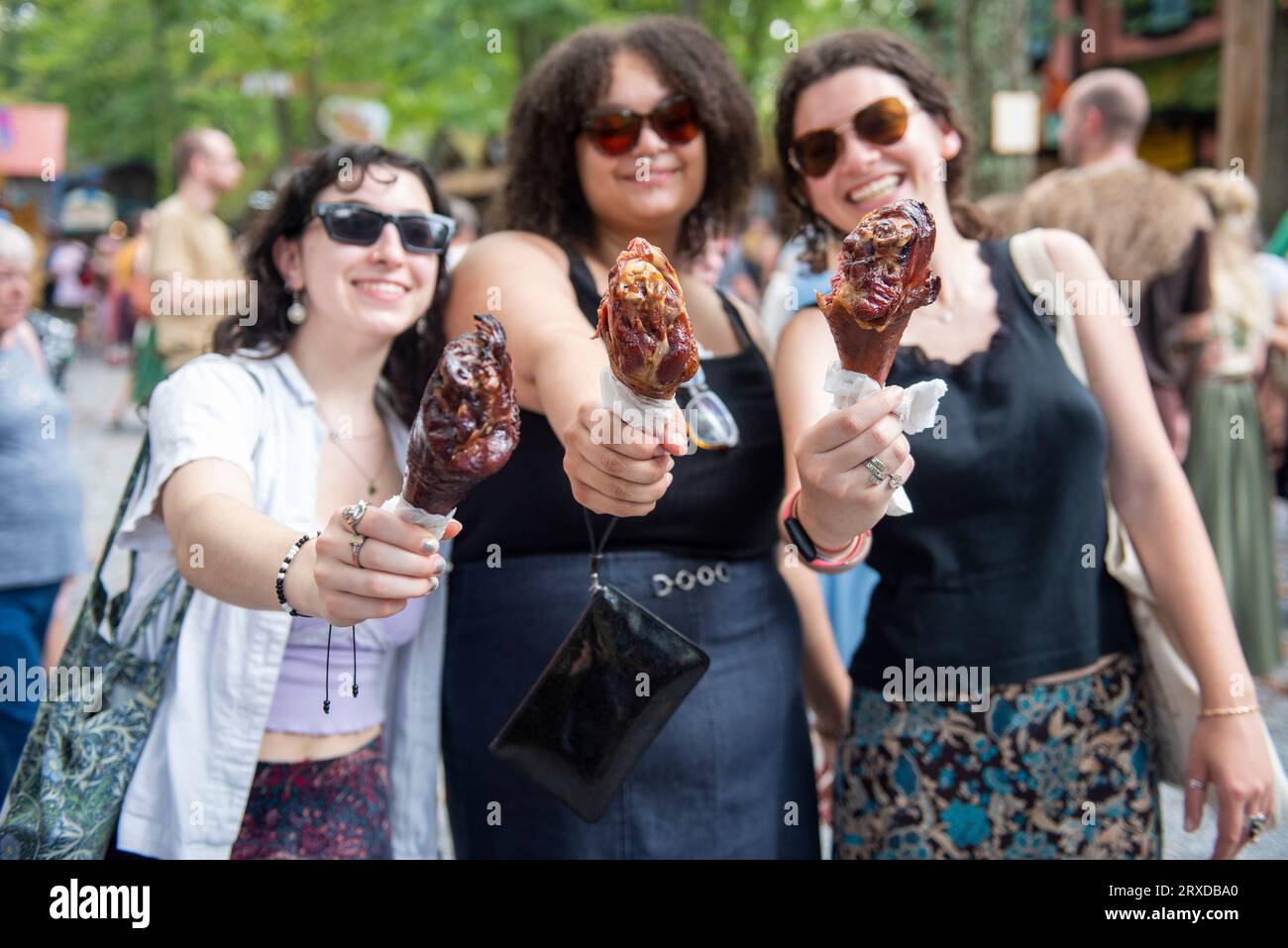 Junge Damen zeigen ihre truthahnbeine bei einem Renaissance-Festival. Stockfoto
