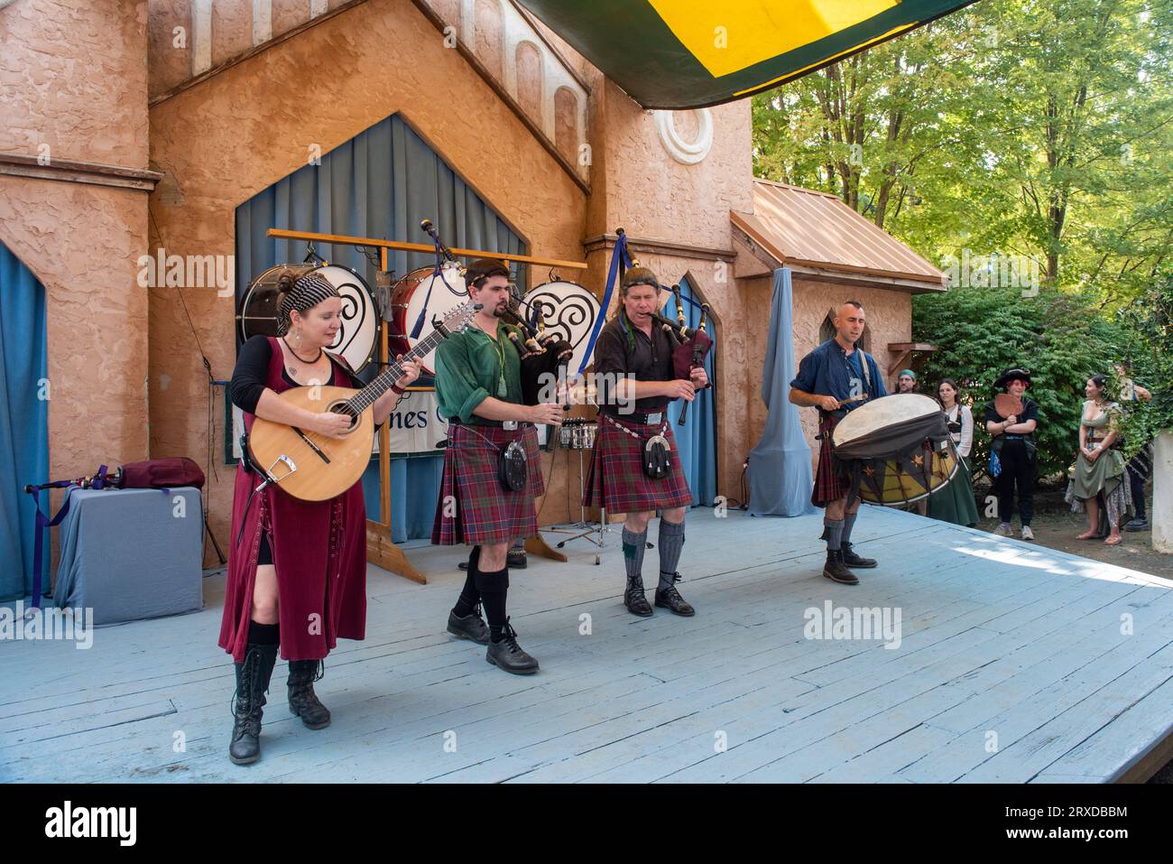 Musicains spielen traditionelle Lehrveranstaltungen bei einem Renaissance-Festival. Stockfoto