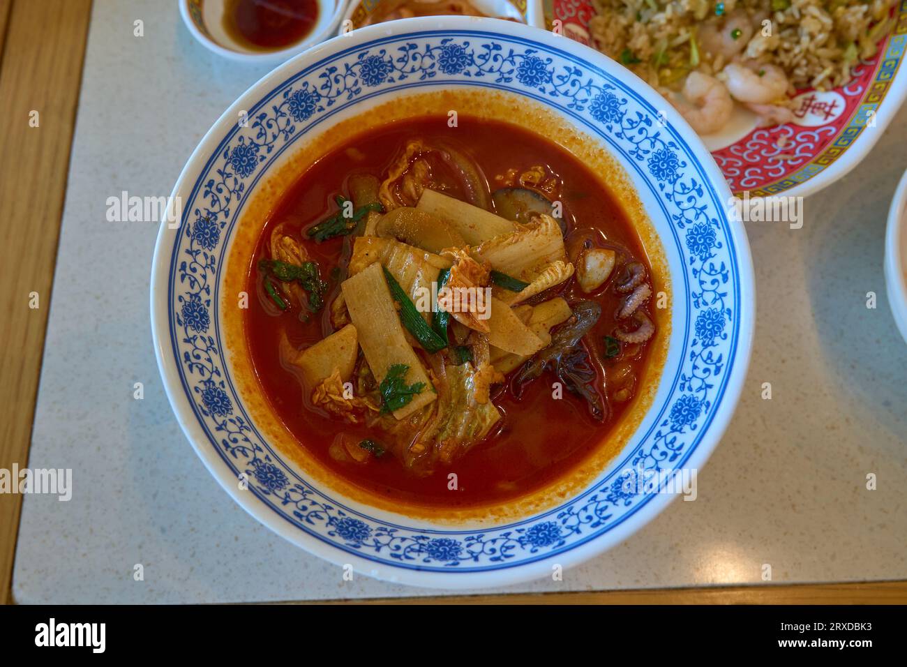 Würzige Nudelsuppe mit Meeresfrüchten und Gemüse Stockfoto
