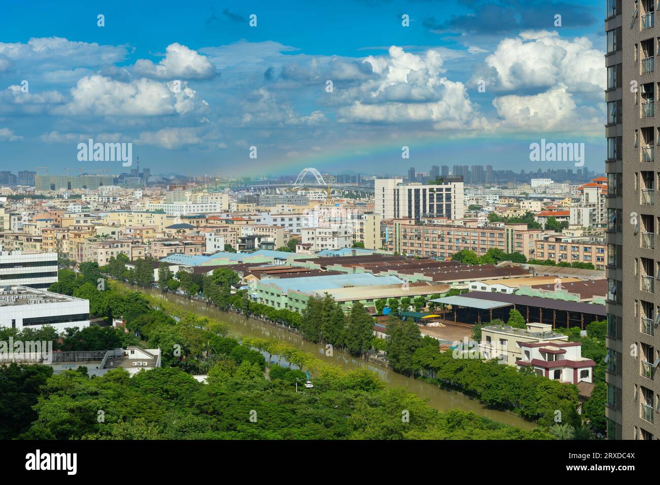 Wohngebiet in einem chinesischen Vorort mit Regenbogen Stockfoto