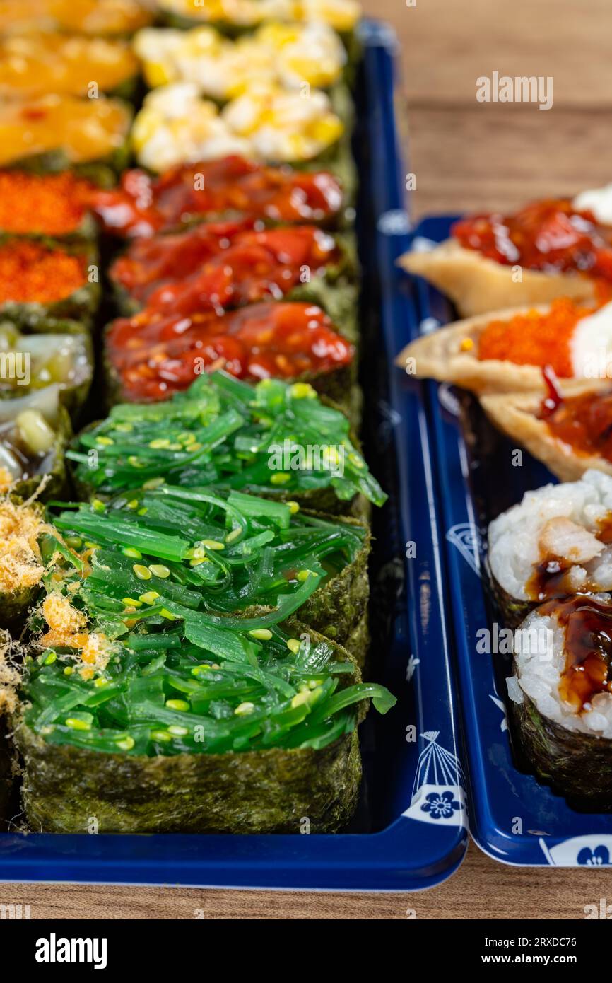 Winkelansicht verschiedene vertikale Sushi-Kompositionen Stockfoto