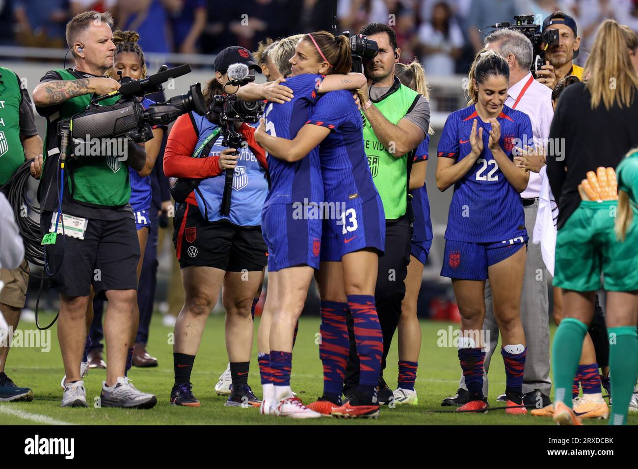 Chicago, USA. September 2023. Chicago, USA, 24. September 2023: Megan Rapinoe (15 USA) umarmt Alex Morgan (13 USA) nach dem Freundschaftsspiel zwischen der US-amerikanischen Women's National Soccer Team und Südafrika am Sonntag, den 24. September, im Soldier Field, Chicago, USA. (KEINE KOMMERZIELLE NUTZUNG). (Shaina Benhiyoun/SPP) Credit: SPP Sport Press Photo. Alamy Live News Stockfoto