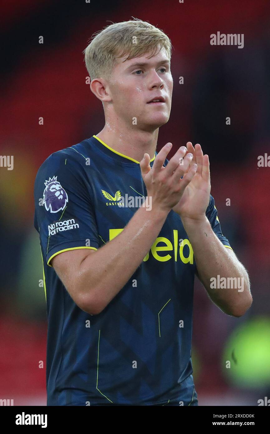 Lewis Hall #20 von Newcastle United applaudiert den Reisenden Fans nach dem Spiel Sheffield United gegen Newcastle United in der Bramall Lane, Sheffield, Großbritannien, 24. September 2023 (Foto: Gareth Evans/News Images) Stockfoto