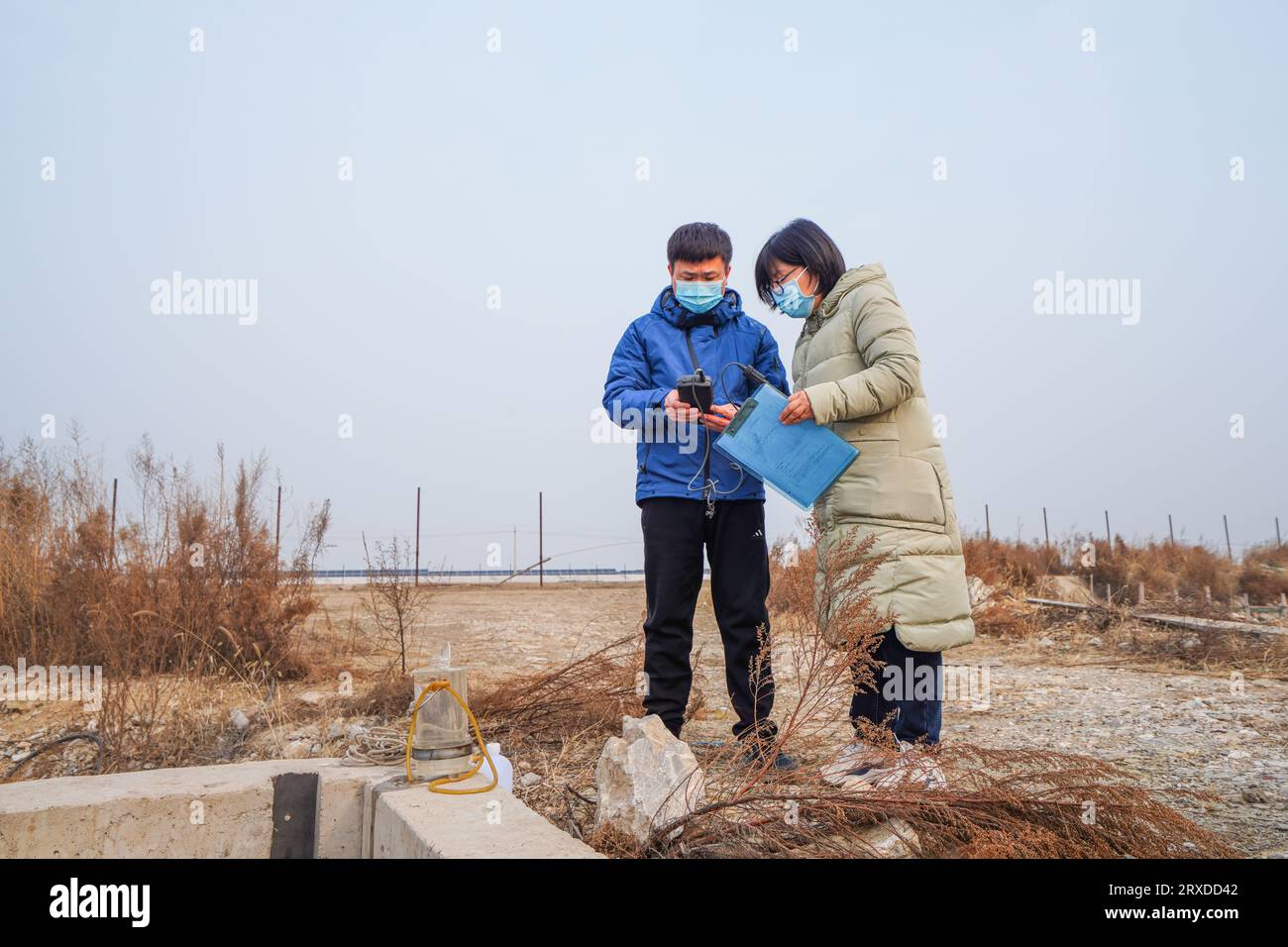 Luannan County, China - 12. Januar 2023: Techniker sammeln Wasserquellenproben aus Abwasserauslässen im Luannan County, Provinz Hebei Stockfoto