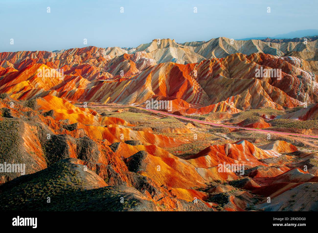 Panorama des Regenbogenberges im Geologischen Park Zhangye Danxia in China. Verschiedene Farben der Felsen, Hintergrundbild Stockfoto