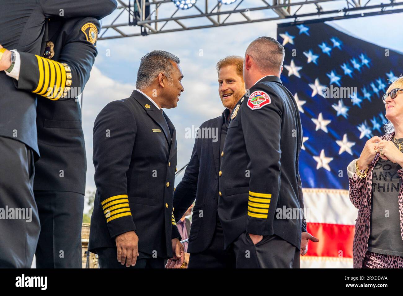 Santa Barbara, USA. September 2023. Prinz Harry spricht mit Ersthelfern beim Herbst One805LIVE! Festival auf dem Anwesen am Meer von Kevin Costner am 22. September 23 in Summerland, CA. Die Erlöse des Festivals gehen auf die Unterstützung von Ersthelfern im gesamten Santa Barbara County. (Foto: Rod Rolle/SIPA USA) Credit: SIPA USA/Alamy Live News Stockfoto