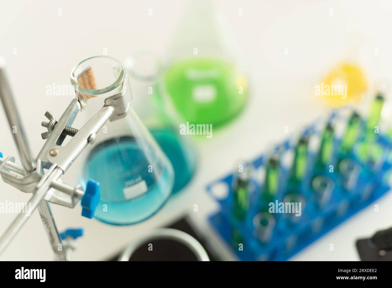 Wissenschaftsausrüstung im Labor. Becher, Reagenzglas, Mikroskop. Das Thema Kinder-MINT-Bildung. Stockfoto