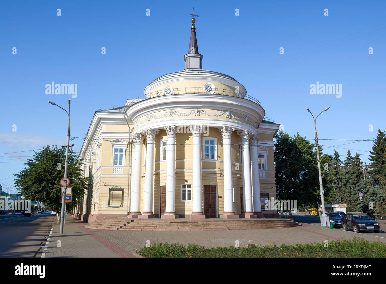 ORYOL, RUSSLAND - 6. JULI 2021: Blick auf das Gebäude des Oryol-Staatstheaters für Kinder und Jugendliche „Freier Raum“ an einem sonnigen Julitag Stockfoto
