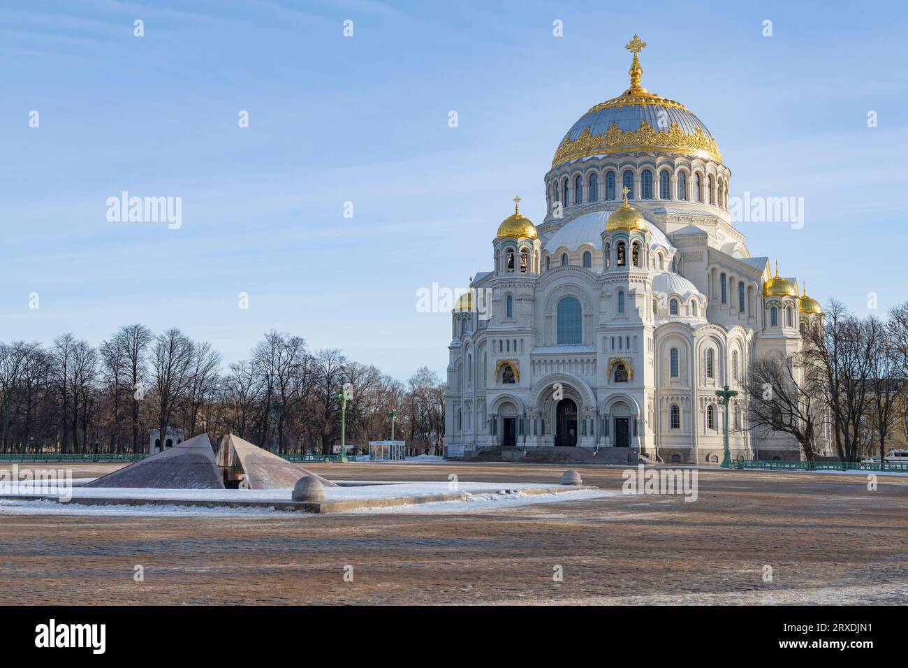 KRONSTADT, RUSSLAND - 18. JANUAR 2022: Blick auf die Marinekathedrale St. Nikolaus der Wundertäter an einem Januartag Stockfoto