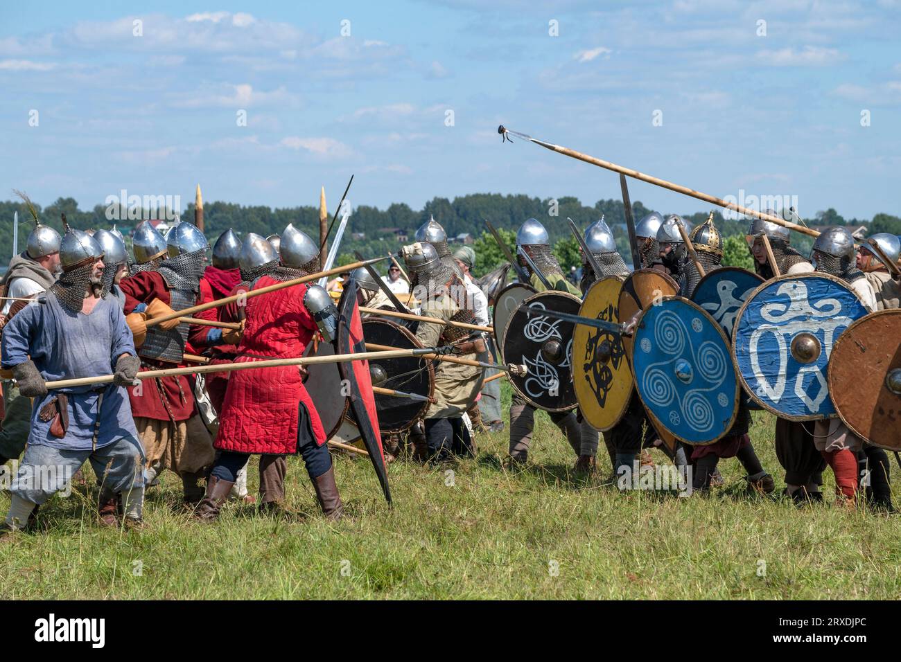 TVER REGION, RUSSLAND - 24. JULI 2022: Wiederaufbau einer frühmittelalterlichen Schlacht an einem Sommertag. Historisches Festival „Epic Coast-2022“ Stockfoto