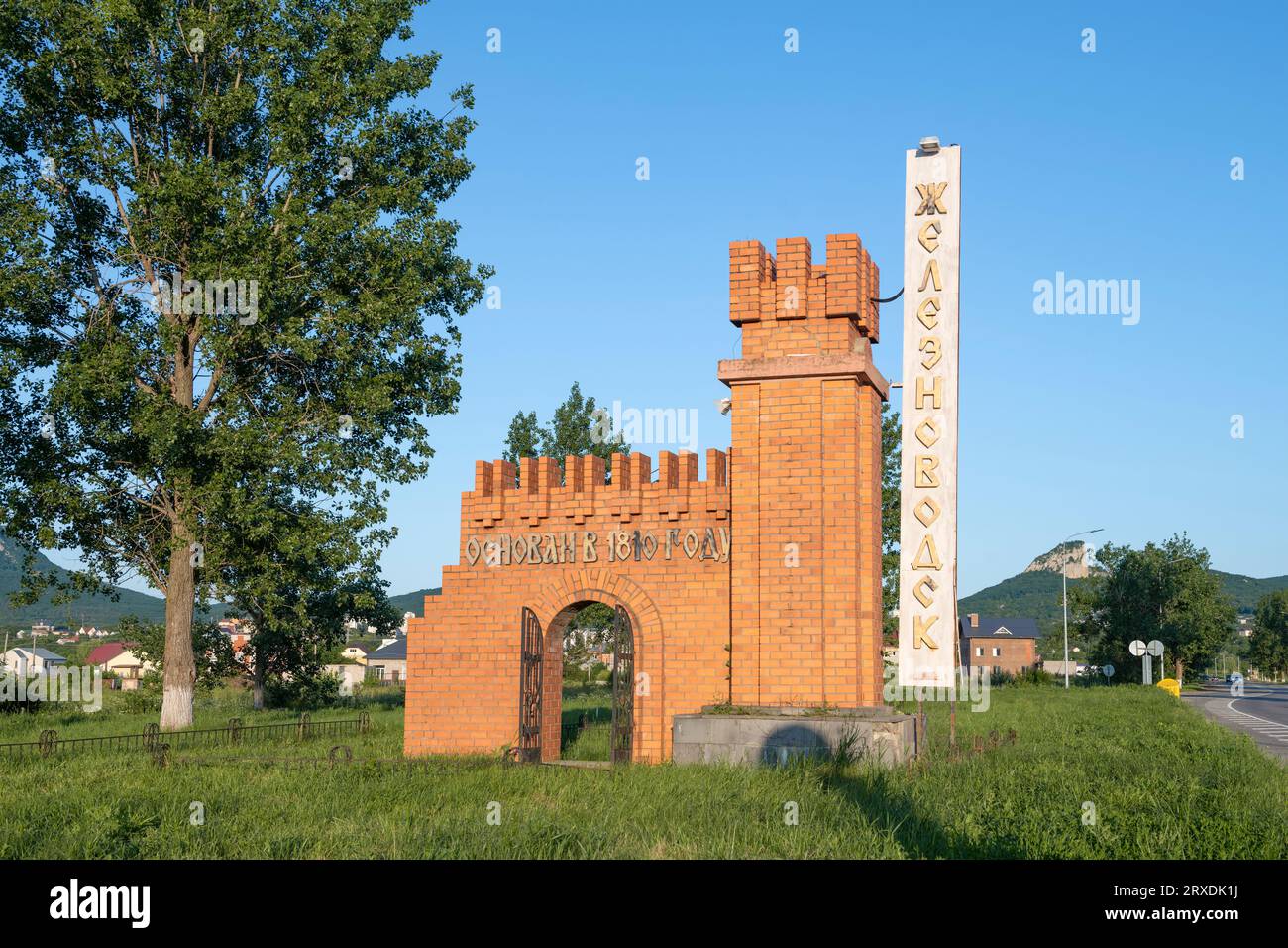 ZHELEZNOVODSK, RUSSLAND - 07. JUNI 2023: Stele am Eingang der Stadt Zheleznovodsk an einem sonnigen Juniabend Stockfoto