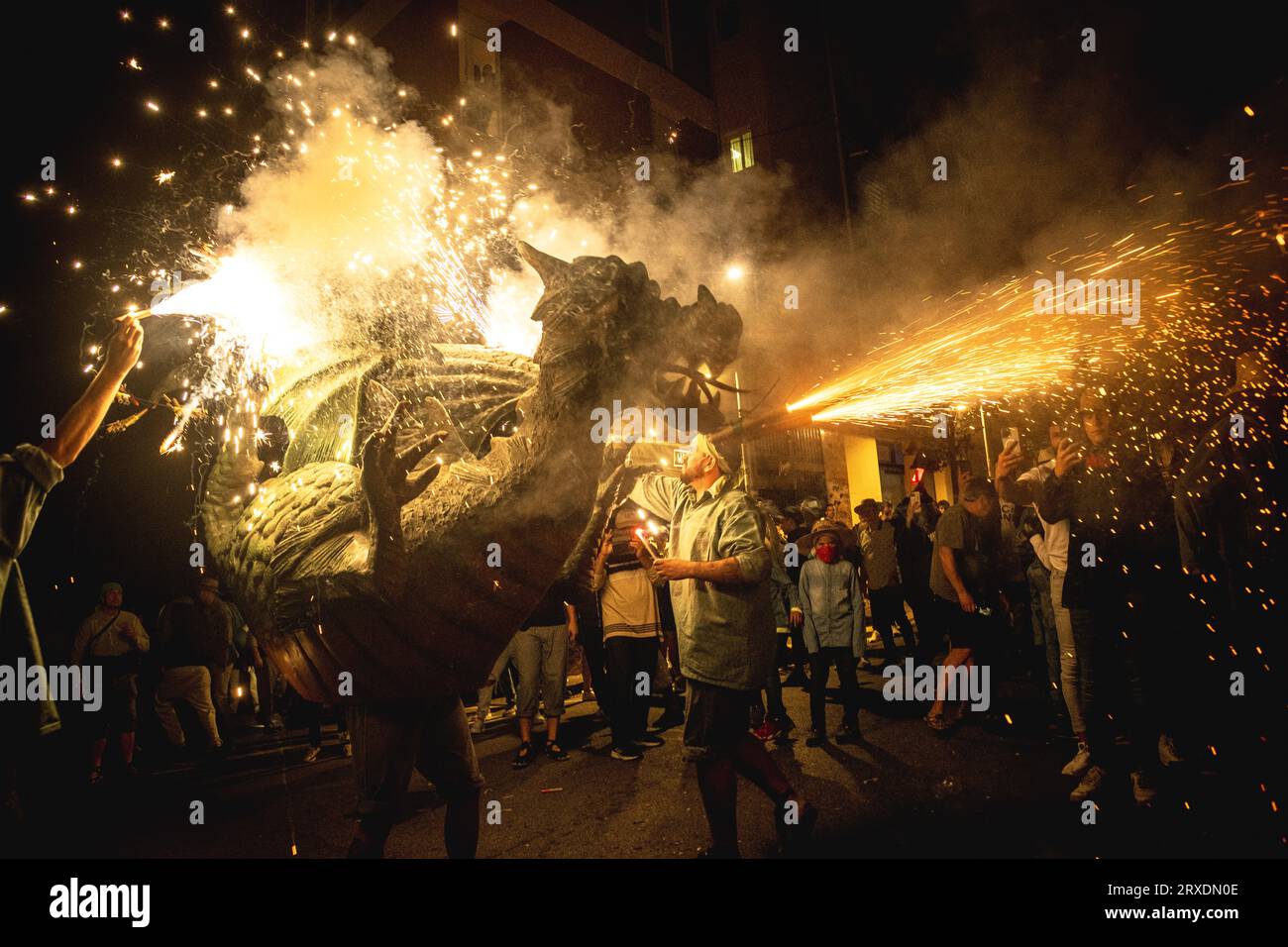 Tarragona, Spanien. September 2023 25. „Correfocs“ (Feuerläufer) zündeten ihr Feuerwerk unter einer jubelnden Zuschauermenge beim „Santa Tecla Festival“ in Tarragona an. Quelle: Matthias Oesterle/Alamy Live News Stockfoto