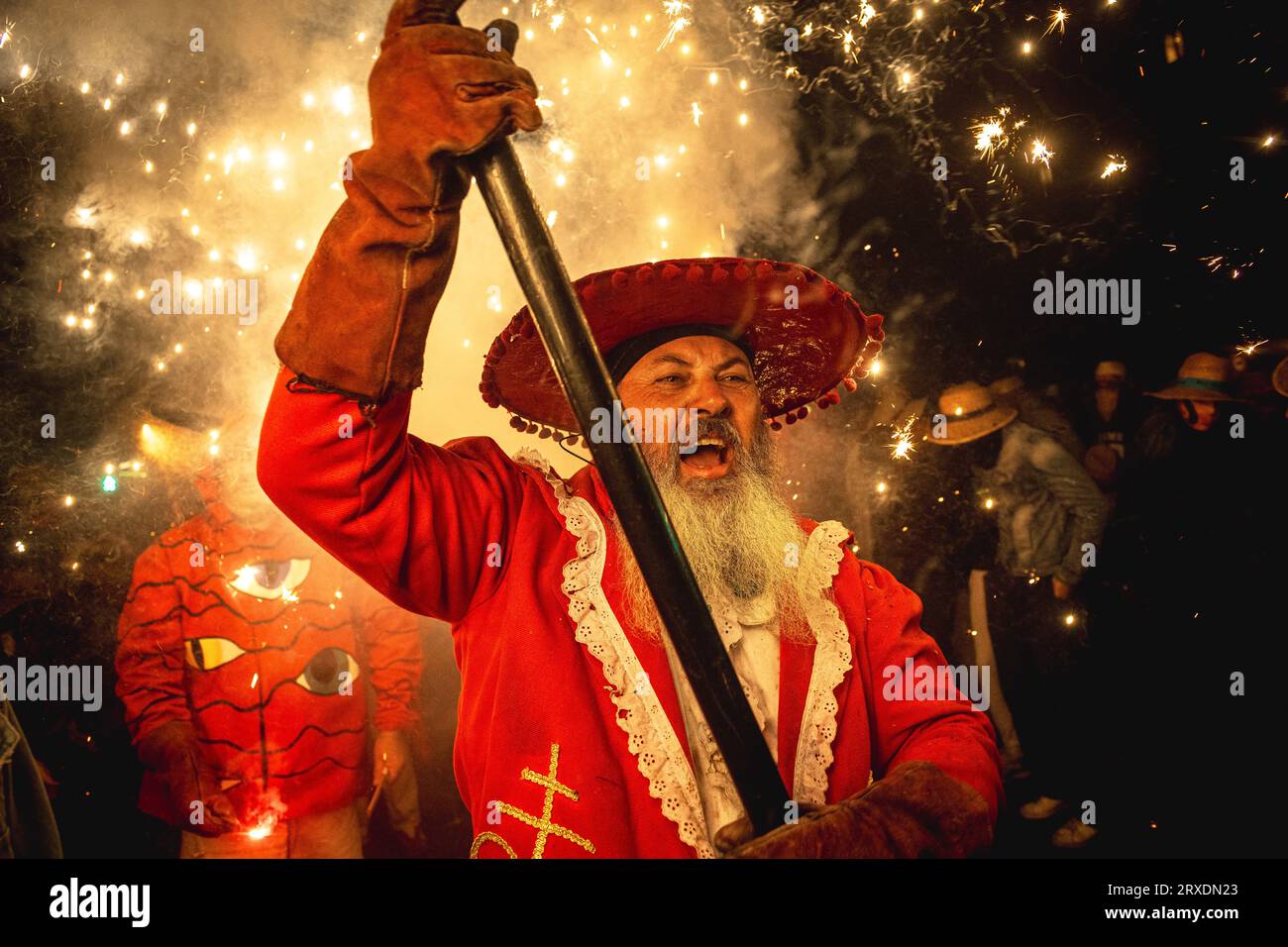 Tarragona, Spanien. September 2023 25. „Correfocs“ (Feuerläufer) zündeten ihr Feuerwerk unter einer jubelnden Zuschauermenge beim „Santa Tecla Festival“ in Tarragona an. Quelle: Matthias Oesterle/Alamy Live News Stockfoto