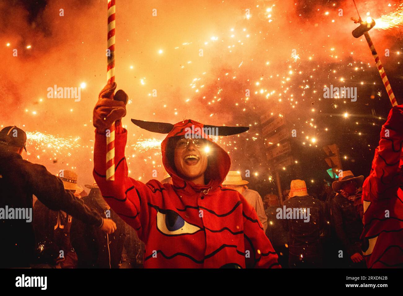 Tarragona, Spanien. September 2023 25. „Correfocs“ (Feuerläufer) zündeten ihr Feuerwerk unter einer jubelnden Zuschauermenge beim „Santa Tecla Festival“ in Tarragona an. Quelle: Matthias Oesterle/Alamy Live News Stockfoto
