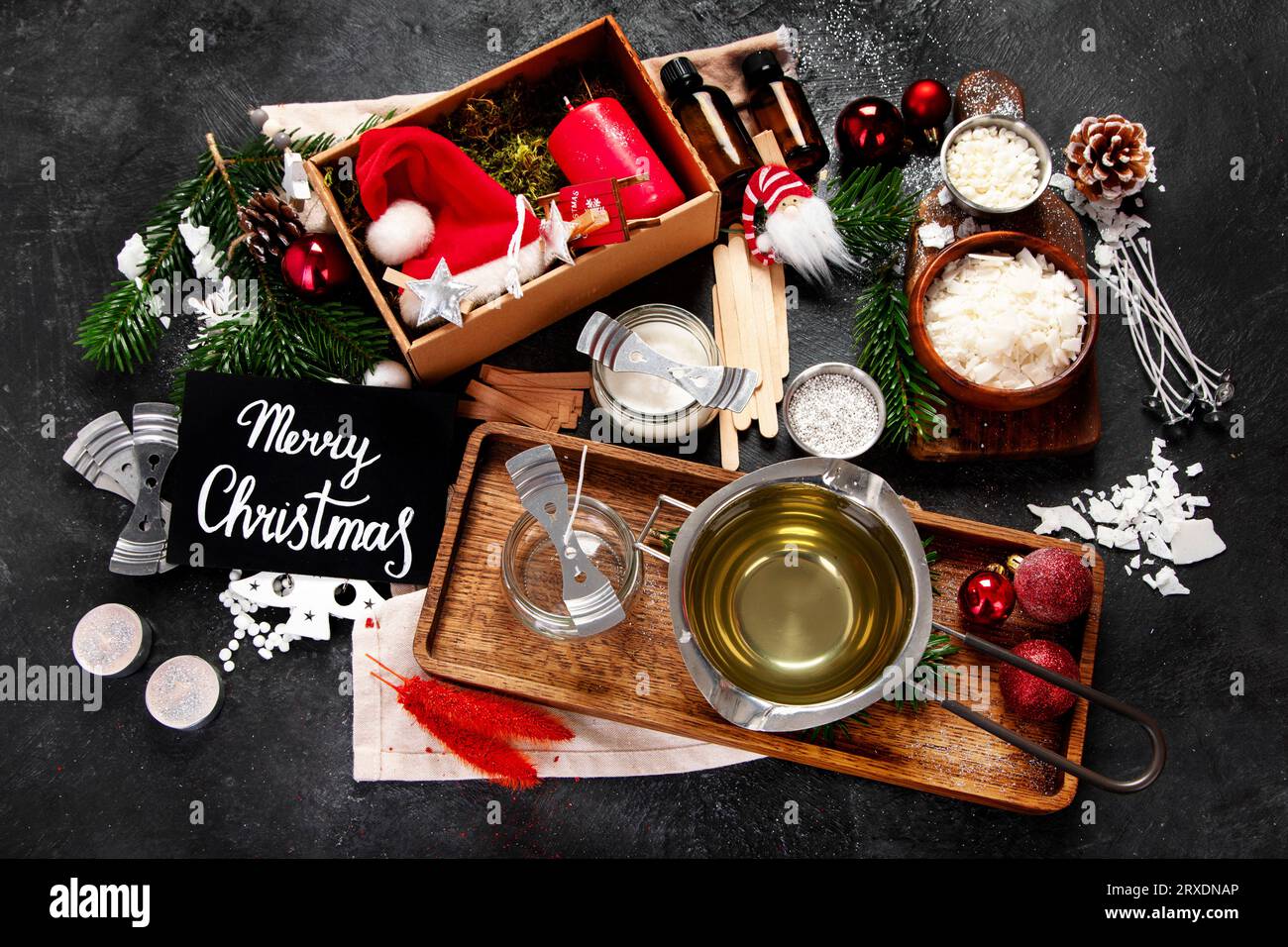 Herstellung einer dekorativen Duftkerze. Set für selbstgemachte Weihnachtskerzen. Stockfoto