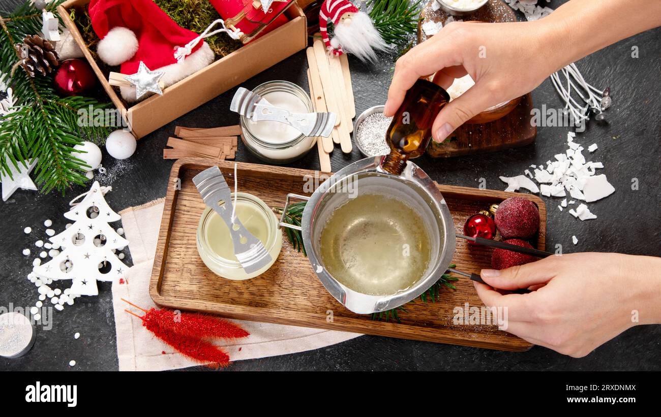 Herstellung einer dekorativen Duftkerze. Set für selbstgemachte Weihnachtskerzen. Stockfoto