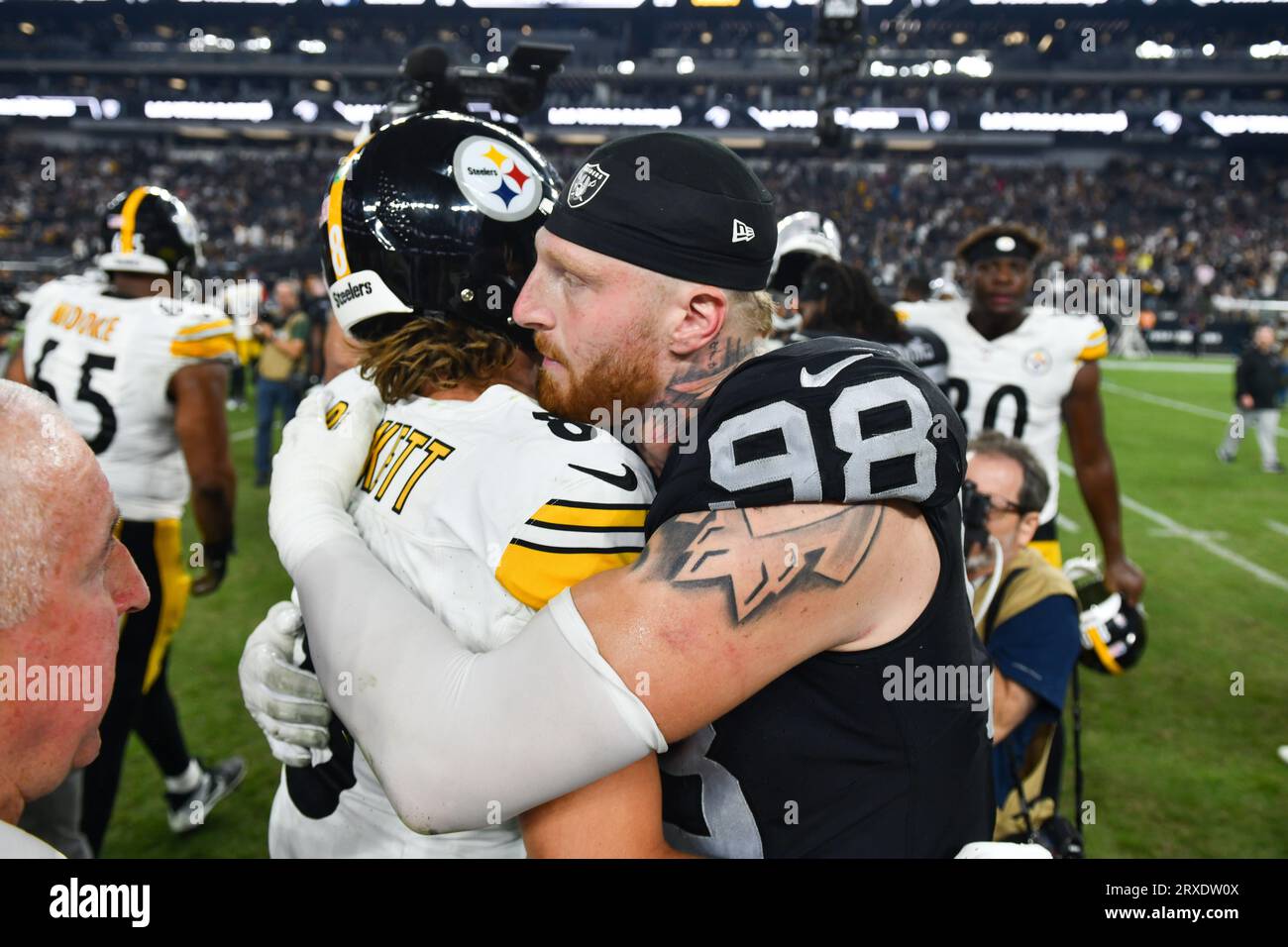 Las Vegas, Nevada, USA. September 2023. 24. September 2023 Pittsburgh Steelers Quarterback Kenny Pickett (8) und Las Vegas Raiders Defensive End Maxx Crosby (98) während des Nachspiels bei Pittsburgh Steelers vs Las Vegas Raiders in Las Vegas, NV. Jake Mysliwczyk/AMG Media (Bild: © Jake Mysliwczyk/BMR über ZUMA Press Wire) NUR REDAKTIONELLE VERWENDUNG! Nicht für kommerzielle ZWECKE! Quelle: ZUMA Press, Inc./Alamy Live News Stockfoto