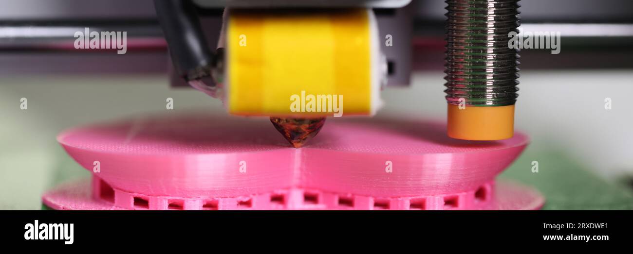 Nahaufnahme von Kunststoffteilen mit 3D-Drucker. Stockfoto