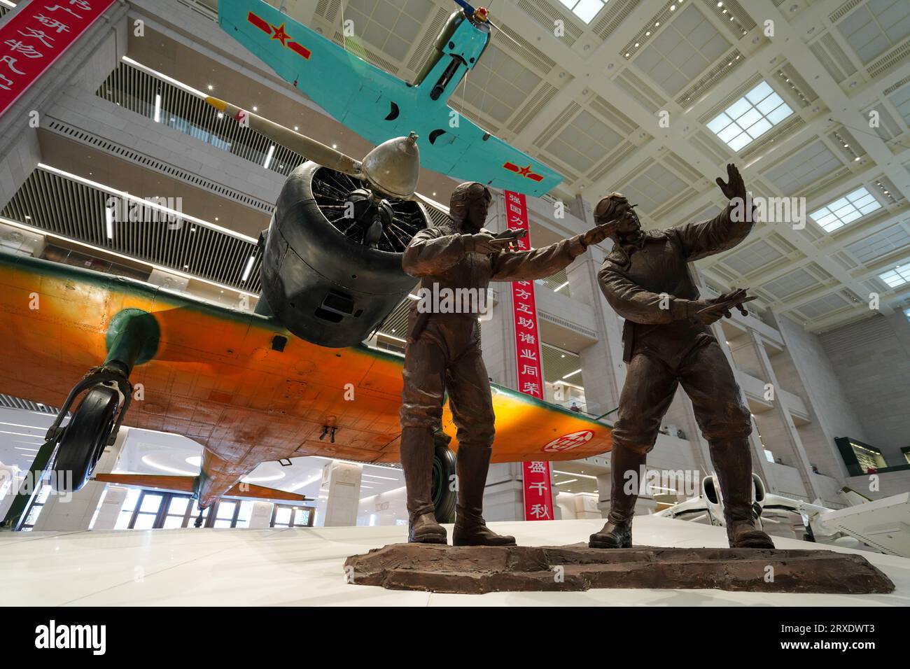 Peking China, 24. Januar 2023: Japaner stellten das moderne Trainerflugzeug Lichuan 99 im Militärmuseum der Chinesischen Volksrevolution in Beijin her Stockfoto