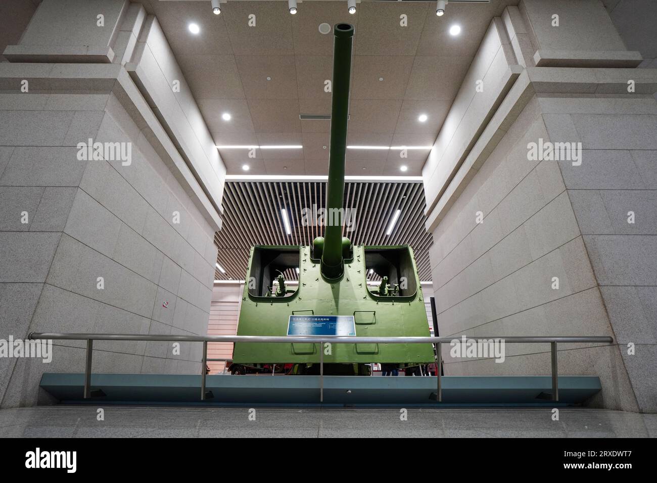 Peking China, 24. Januar 2023: Japanische 120-mm-Luftabwehrkanone für 10 Jahre, Militärmuseum der chinesischen Volksrevolution in Peking. Stockfoto