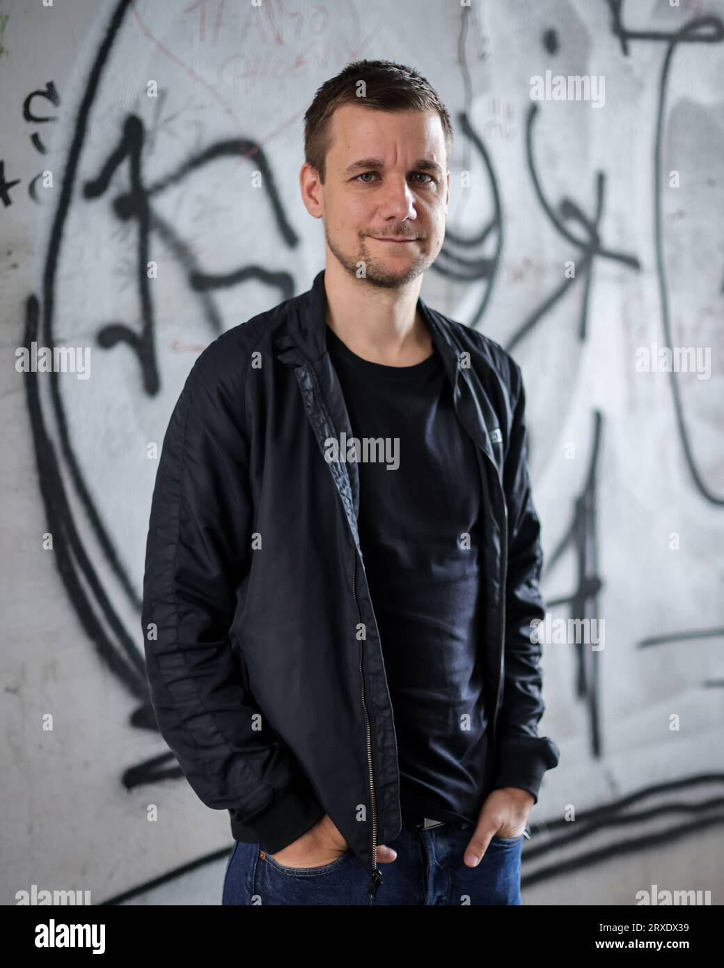 Hamburg, Deutschland. 25. Juli 2023. Tobias Schlegl, Autor, Moderator und Notarzt, bei einer Fotosession nach einem Interview über seinen neuen Roman „Strom“. (An dpa 'Tobias Schlegl: Mehr für ältere und pflegerische Mitarbeiter sorgen') Credit: Christian Charisius/dpa/Alamy Live News Stockfoto