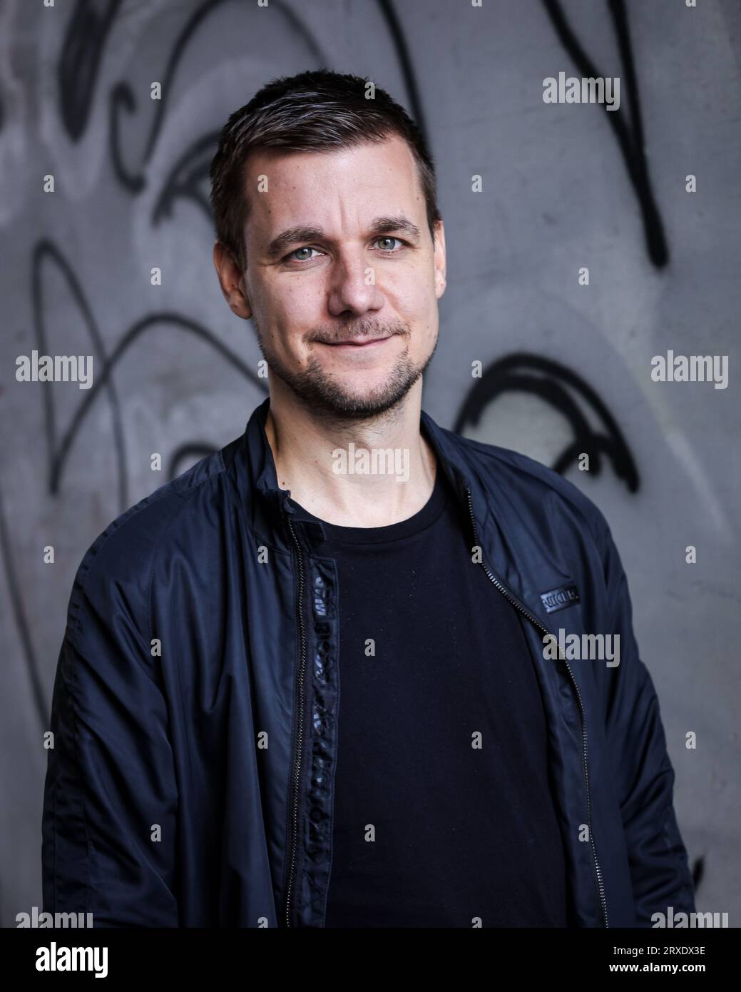 Hamburg, Deutschland. 25. Juli 2023. Tobias Schlegl, Autor, Moderator und Notarzt, bei einer Fotosession nach einem Interview über seinen neuen Roman „Strom“. (An dpa 'Tobias Schlegl: Mehr für ältere und pflegerische Mitarbeiter sorgen') Credit: Christian Charisius/dpa/Alamy Live News Stockfoto