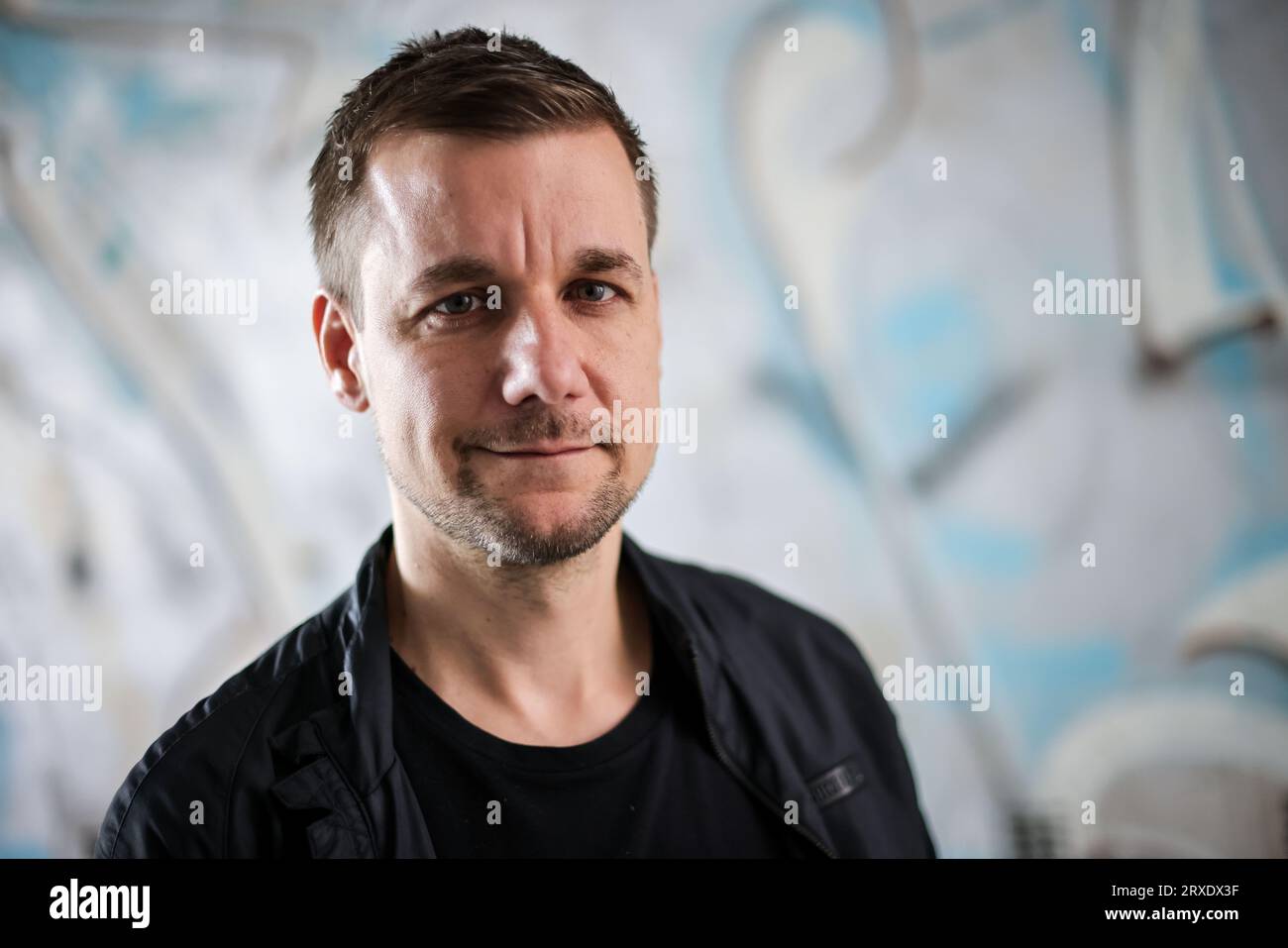 Hamburg, Deutschland. 25. Juli 2023. Tobias Schlegl, Autor, Moderator und Notarzt, bei einer Fotosession nach einem Interview über seinen neuen Roman „Strom“. (An dpa 'Tobias Schlegl: Mehr für ältere und pflegerische Mitarbeiter sorgen') Credit: Christian Charisius/dpa/Alamy Live News Stockfoto