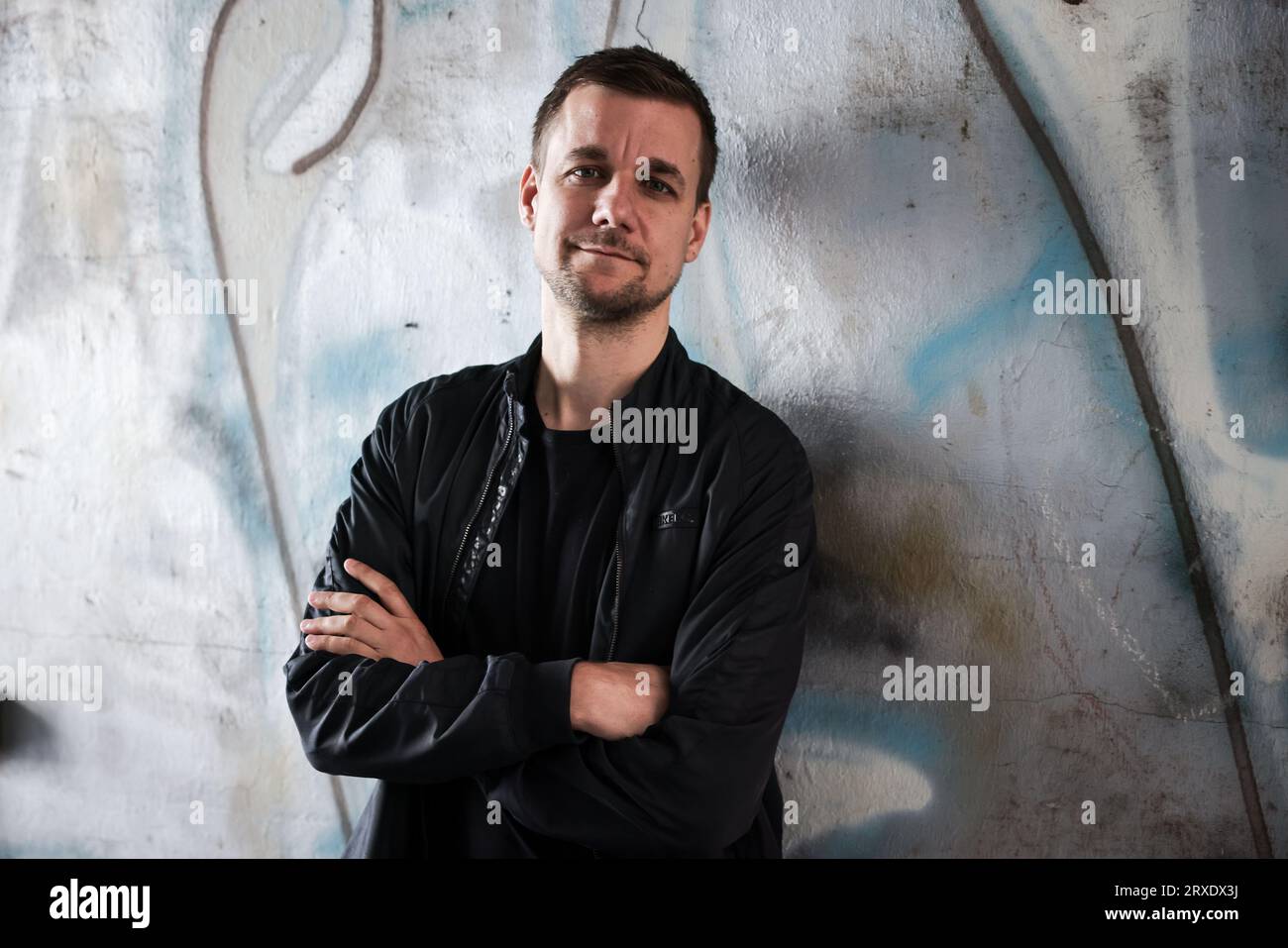 Hamburg, Deutschland. 25. Juli 2023. Tobias Schlegl, Autor, Moderator und Notarzt, bei einer Fotosession nach einem Interview über seinen neuen Roman „Strom“. (An dpa 'Tobias Schlegl: Mehr für ältere und pflegerische Mitarbeiter sorgen') Credit: Christian Charisius/dpa/Alamy Live News Stockfoto