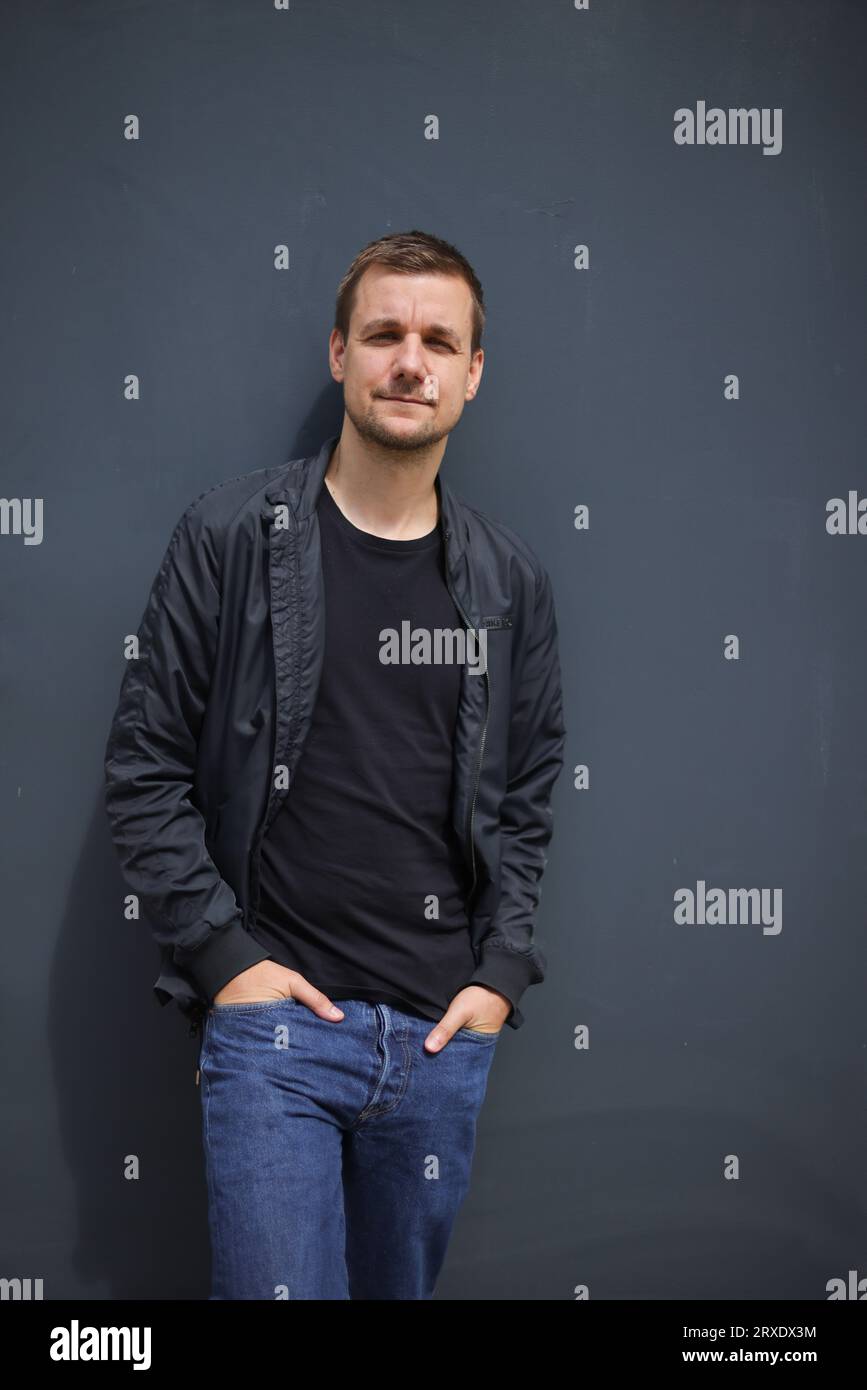 Hamburg, Deutschland. 25. Juli 2023. Tobias Schlegl, Autor, Moderator und Notarzt, bei einer Fotosession nach einem Interview über seinen neuen Roman „Strom“. (An dpa 'Tobias Schlegl: Mehr für ältere und pflegerische Mitarbeiter sorgen') Credit: Christian Charisius/dpa/Alamy Live News Stockfoto