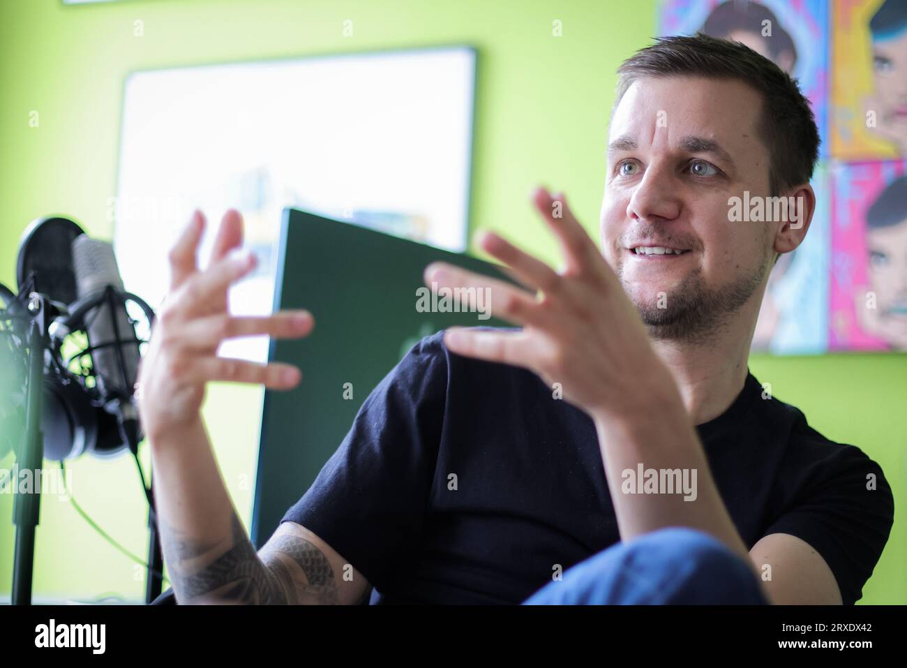 Hamburg, Deutschland. 25. Juli 2023. Tobias Schlegl, Autor, Moderator und Notarzt, bei einer Fotosession nach einem Interview über seinen neuen Roman „Strom“. (An dpa 'Tobias Schlegl: Mehr für ältere und pflegerische Mitarbeiter sorgen') Credit: Christian Charisius/dpa/Alamy Live News Stockfoto