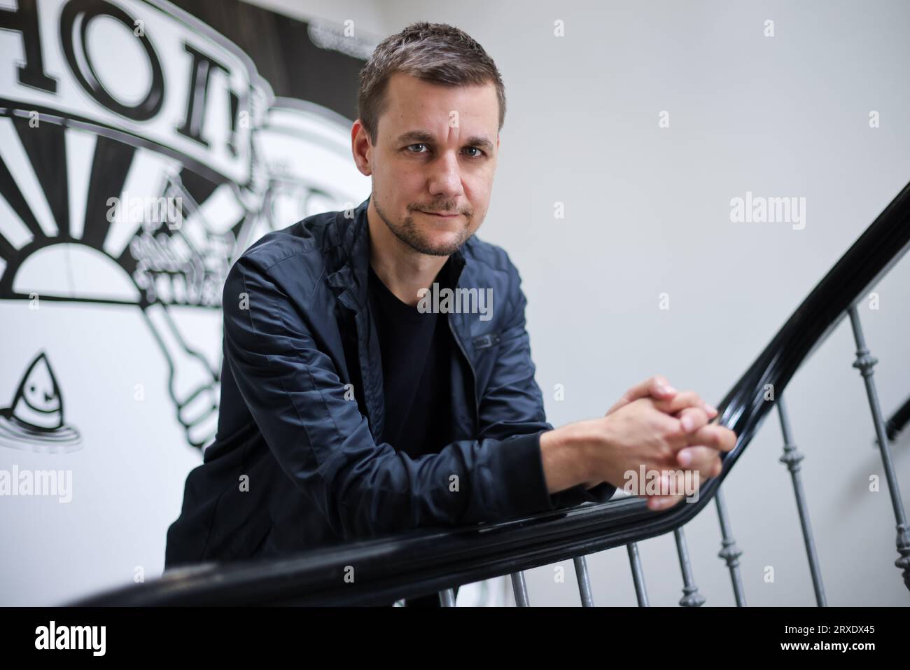 Hamburg, Deutschland. 25. Juli 2023. Tobias Schlegl, Autor, Moderator und Notarzt, bei einer Fotosession nach einem Interview über seinen neuen Roman „Strom“. (An dpa 'Tobias Schlegl: Mehr für ältere und pflegerische Mitarbeiter sorgen') Credit: Christian Charisius/dpa/Alamy Live News Stockfoto