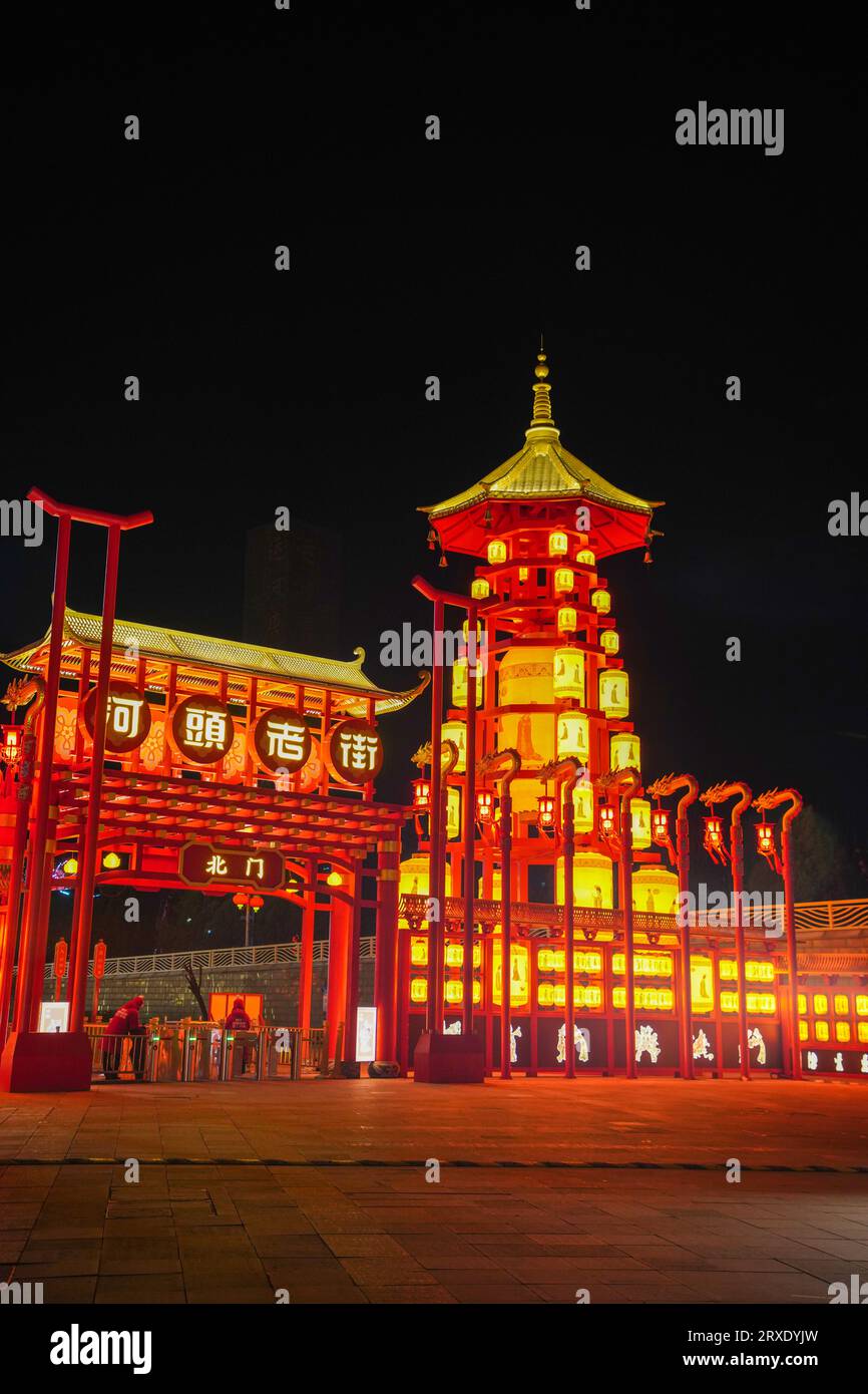 Fengnan City, China - 27. Januar 2023: Hetou Old Street Scenic Area Blumenlaternen bei Nacht. Stockfoto