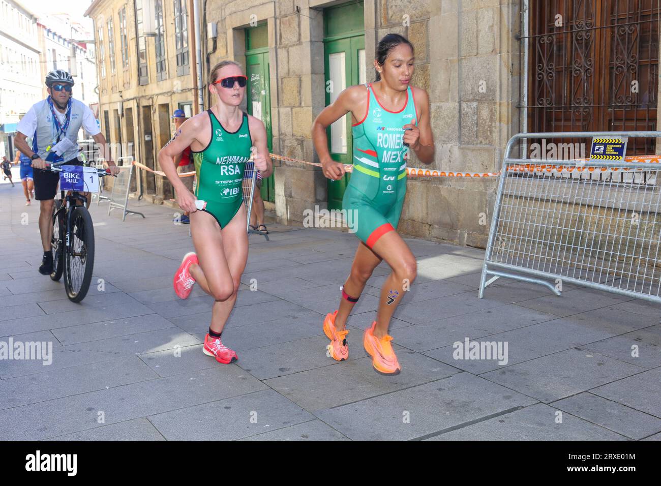 Pontevedra, Spanien. September 2023. Pontevedra, Spanien, 24. September 2023: Die mexikanische Triathletin Mercedes Romero (R) mit Hannah Newman (L) im Leichtathletik-Sektor während der Frauen-U23-Triathlon-Weltmeisterschaft 2023 am 24. September 2023 in Pontevedra, Spanien. (Foto: Alberto Brevers/Pacific Press) Credit: Pacific Press Media Production Corp./Alamy Live News Stockfoto