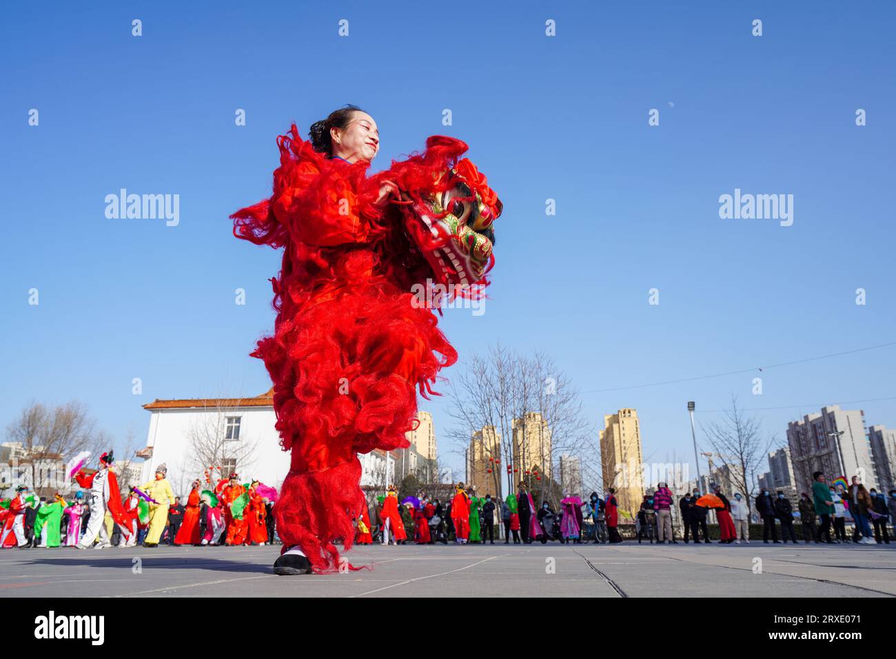 Luannan County, China - 29. Januar 2023: Die Menschen führen Löwentänze auf den Straßen während des Frühlingsfestes im Luannan County, Provinz Hebei, China auf Stockfoto