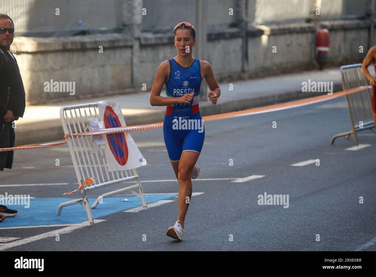 Pontevedra, Spanien. September 2023. Pontevedra, Spanien, 24. September 2023: Die italienische Triathletin Angelica Prestia im Leichtathletiksektor während der Frauen-U23-Triathlon-Weltmeisterschaft 2023 am 24. September 2023 in Pontevedra, Spanien. (Foto: Alberto Brevers/Pacific Press) Credit: Pacific Press Media Production Corp./Alamy Live News Stockfoto