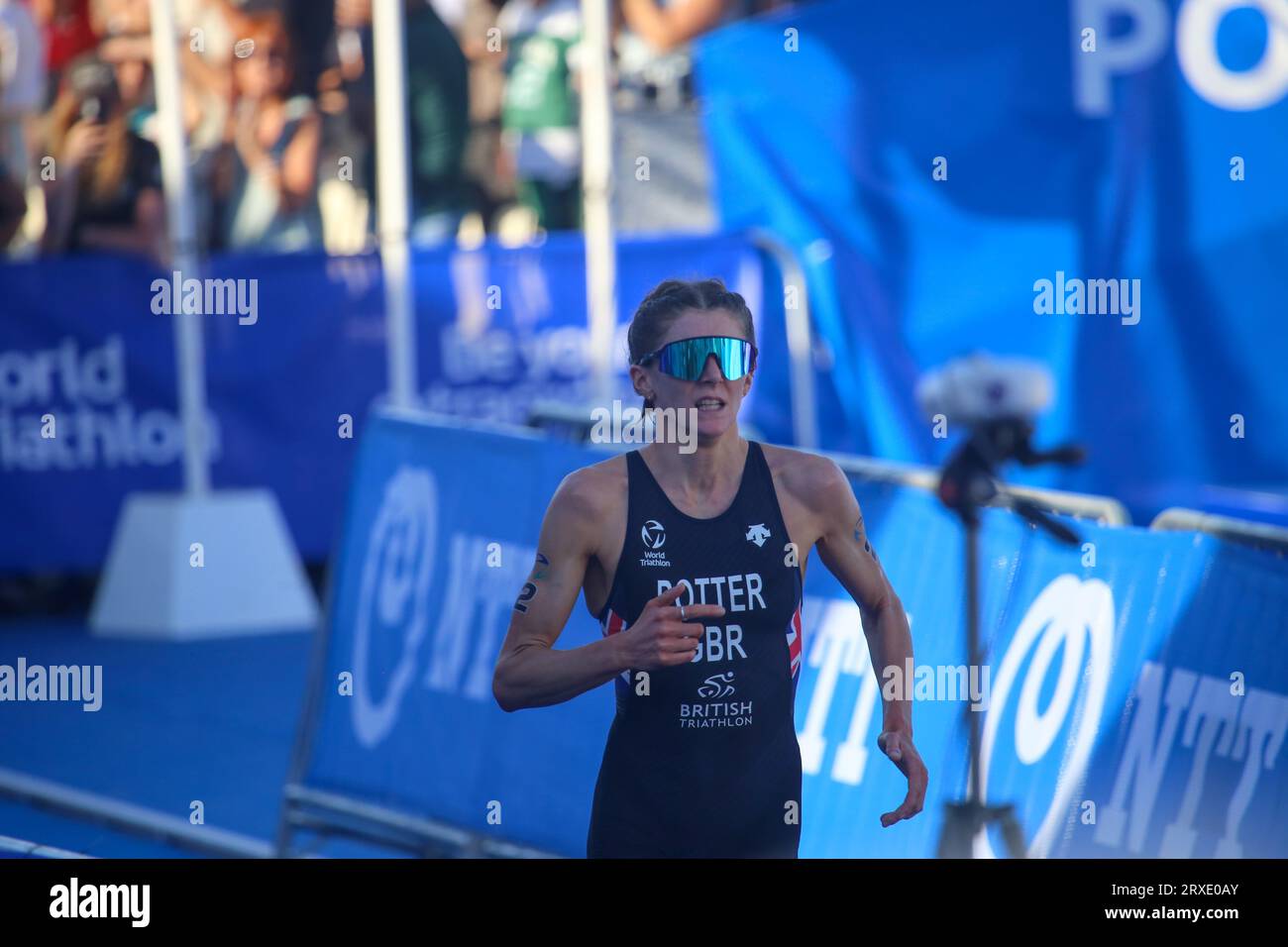 Pontevedra, Spanien. September 2023. Die britische Triathletin Beth Potter in der Leichtathletik-Branche während der Elite-Frauen-Triathlon-Weltmeisterschaft 2023 am 24. September 2023 in Pontevedra, Spanien. (Foto: Alberto Brevers/Pacific Press) Credit: Pacific Press Media Production Corp./Alamy Live News Stockfoto