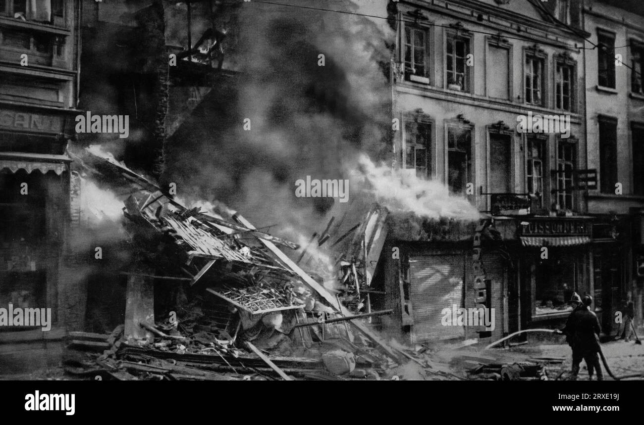 Geschäfte in Flammen in Brüssel, Belgien nach einem deutschen Luftangriff auf die Stadt, während des Zweiten Weltkriegs. Die Bombardierung dauerte vom 11. Bis 17. Mai 1940, begründet mit der Tatsache, dass alliierte Militäraktivitäten in der Stadt beobachtet wurden. Stockfoto