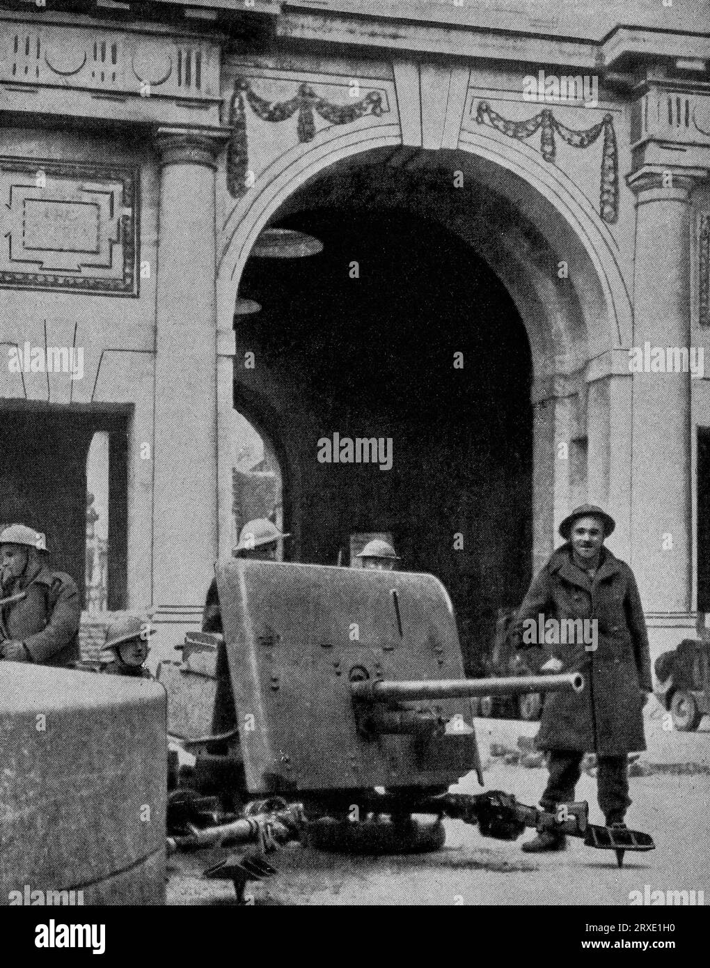 Soldaten der British Expeditionary Force (BEF) besetzen Feldartillerie neben dem Menin-Tor in Ypern, Belgien im Mai 1940 vor dem Rückzug nach Dünkirchen in Frankreich, während der frühen Stadien des Zweiten Weltkriegs. Stockfoto