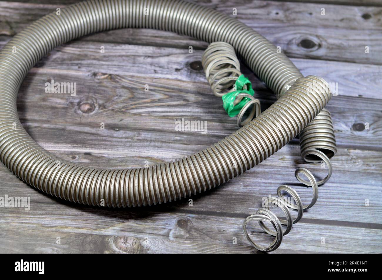 Ein gebrochener flexibler Schlauch aus einem Staubsauger, minderwertigen Materialien und Wartungskonzept, ein Staubsauger ist eine elektrische Hausmaschine Stockfoto