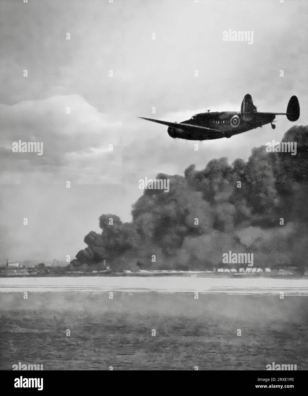Ein Hudson, Coastal Command-Flugzeug, das während der Operation Dynamo die Evakuierung von mehr als 338.000 alliierten Soldaten während des Zweiten Weltkriegs von den Stränden und dem Hafen von Dünkirchen im Norden Frankreichs zwischen dem 26. Mai und dem 4. Juni 1940 unterstützt. Stockfoto