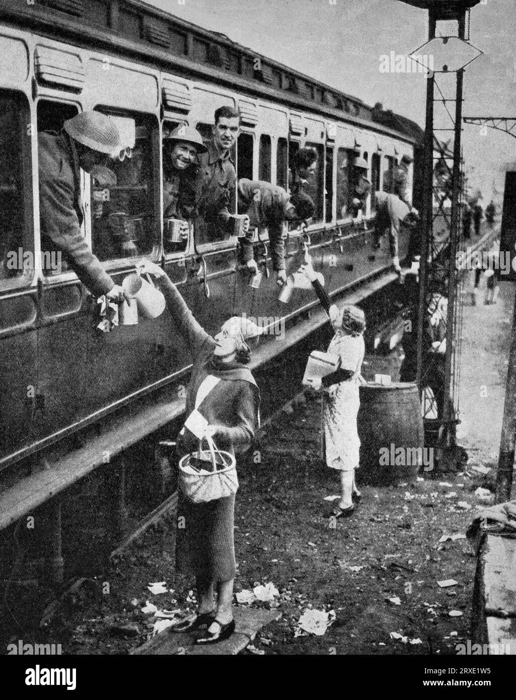 Soldaten erhielten Erfrischungen in einem Bahnhof nach der Operation Dynamo, als 338.000 alliierte Soldaten während des Zweiten Weltkriegs zwischen dem 26. Mai und dem 4. Juni 1940 von den Stränden und dem Hafen von Dünkirchen im Norden Frankreichs evakuiert wurden. Stockfoto
