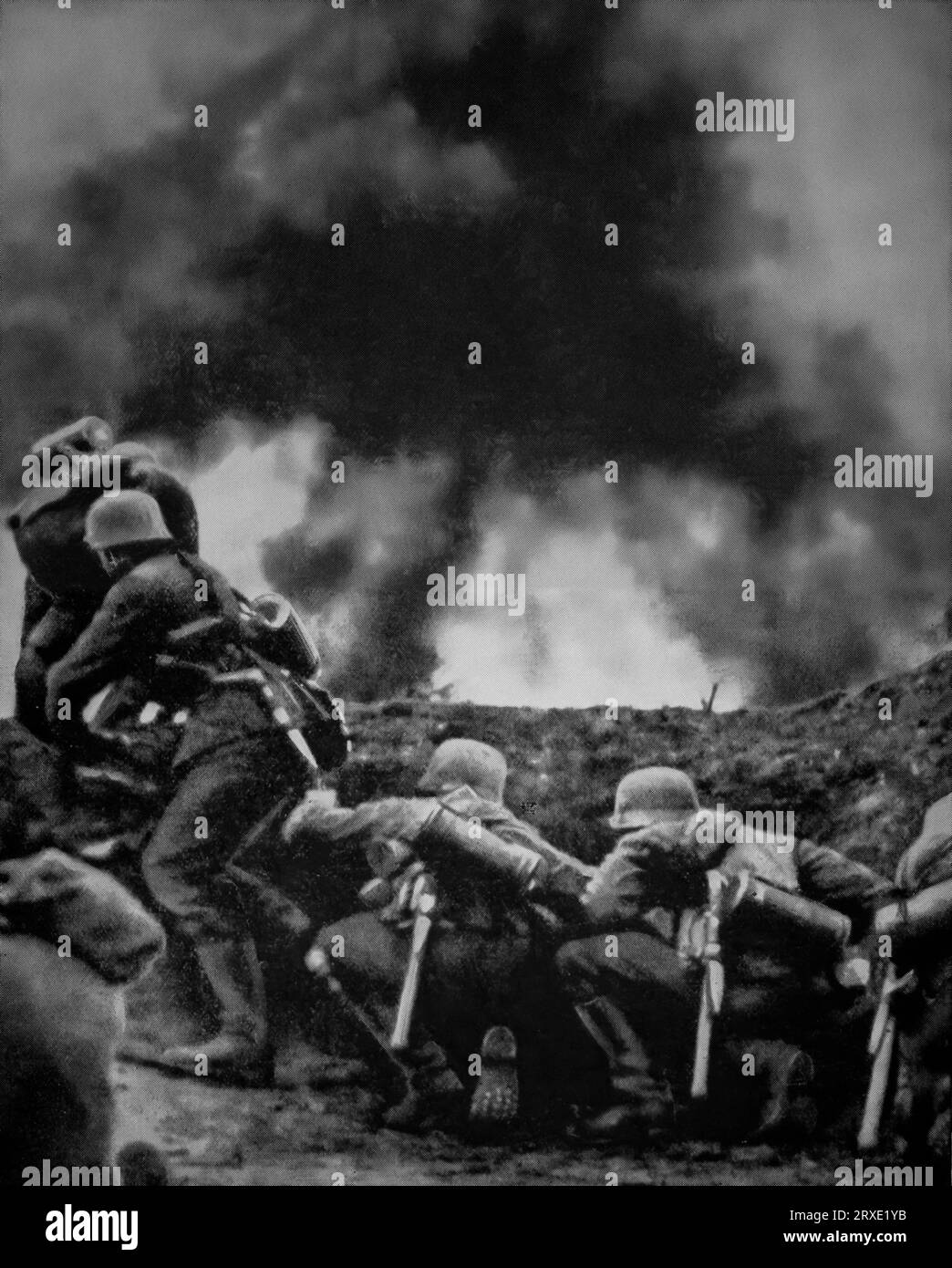 Deutsche Infanterie rückte hinter gepanzerten und mechanisierten Infanterieformationen vor, während des Blitzkreigs auf Paris im Juni 1940 während des Zweiten Weltkriegs Stockfoto