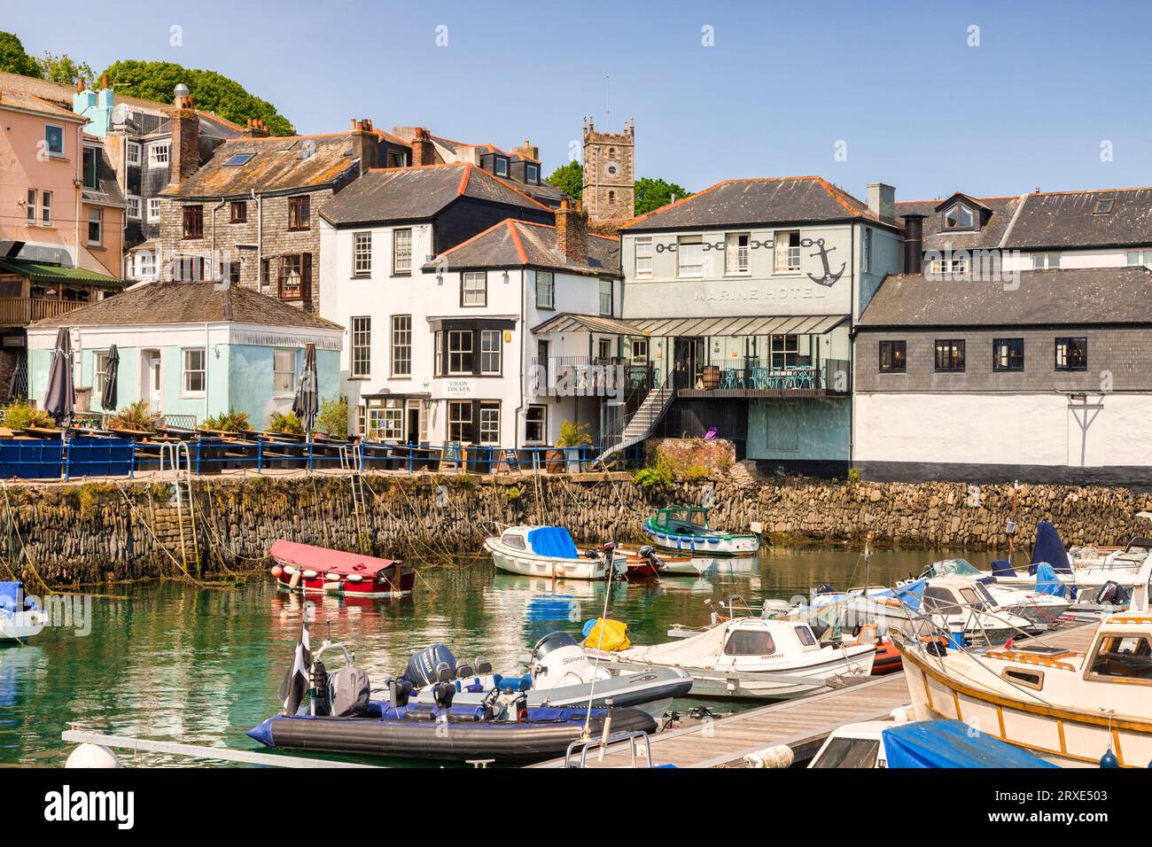 24. Mai 2022: Falmouth, Cornwall, UK – historische Gebäude am Falmouth Quay und Boote im Hafen. Sonniger Frühlingstag, keine Leute. Das Kettenschloss ist... Stockfoto